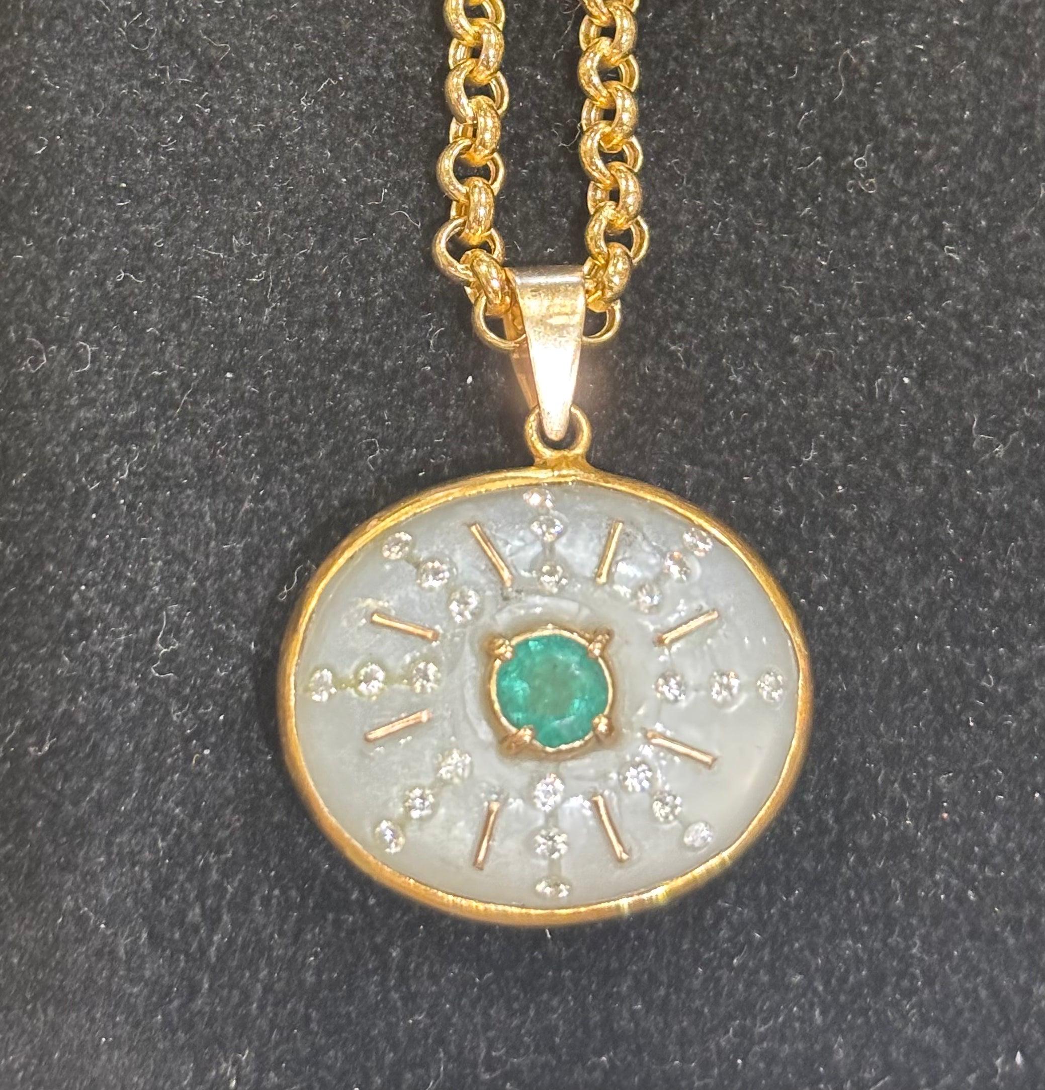 Colgante SOL, Piedra Lunar con Rayos de Sol Esmeralda y Diamante en Nuevo estado para la venta en New York, NY