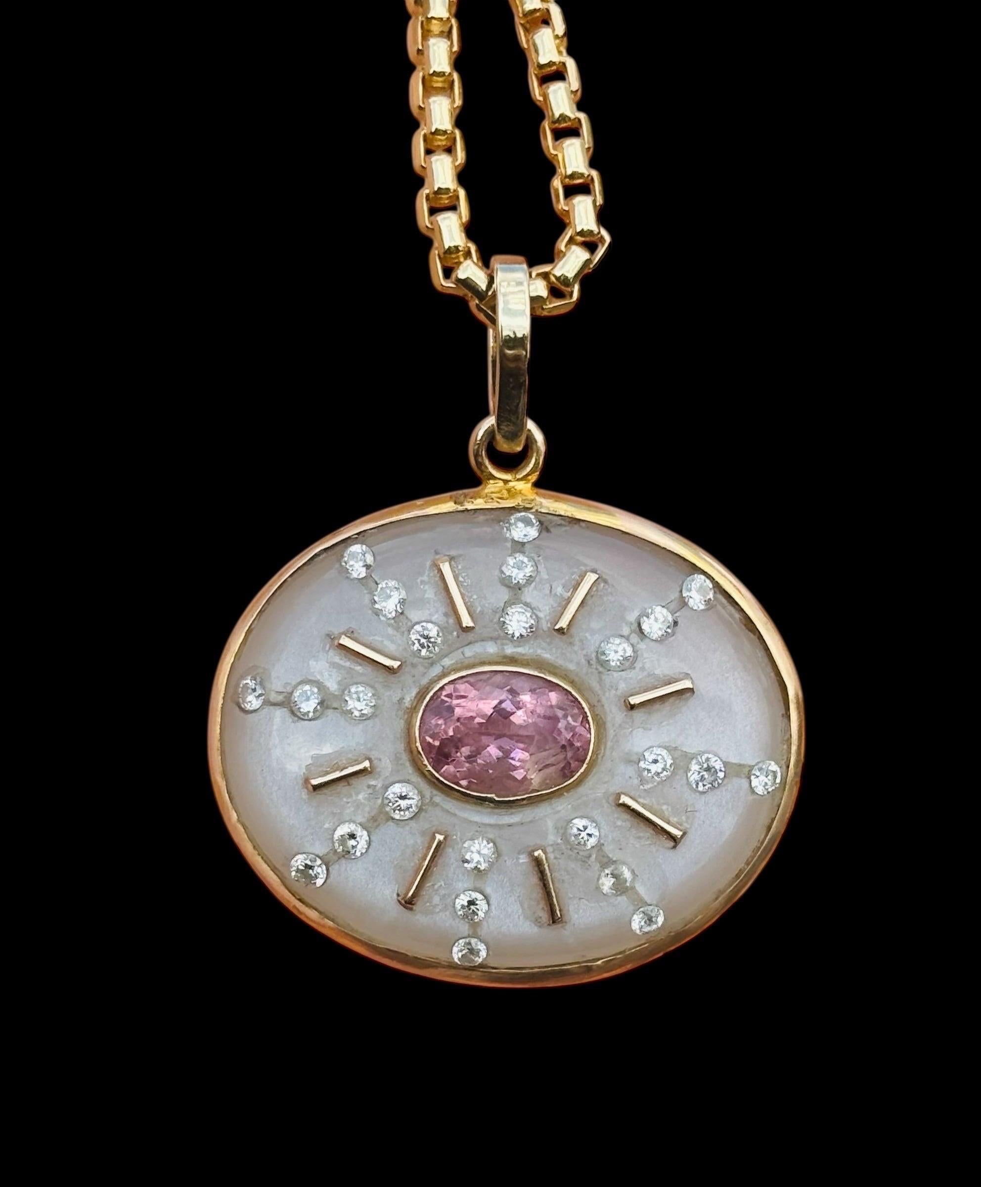 Ciondolo SOL

Pietra di luna, tormalina rosa, diamanti, oro 14k

La linea S.L.A. è stata sviluppata intorno all'idea di onorare se stessi e di vivere una vita che ti illumini. Il sole è un potente simbolo di vita e di luce e questi pezzi sono stati