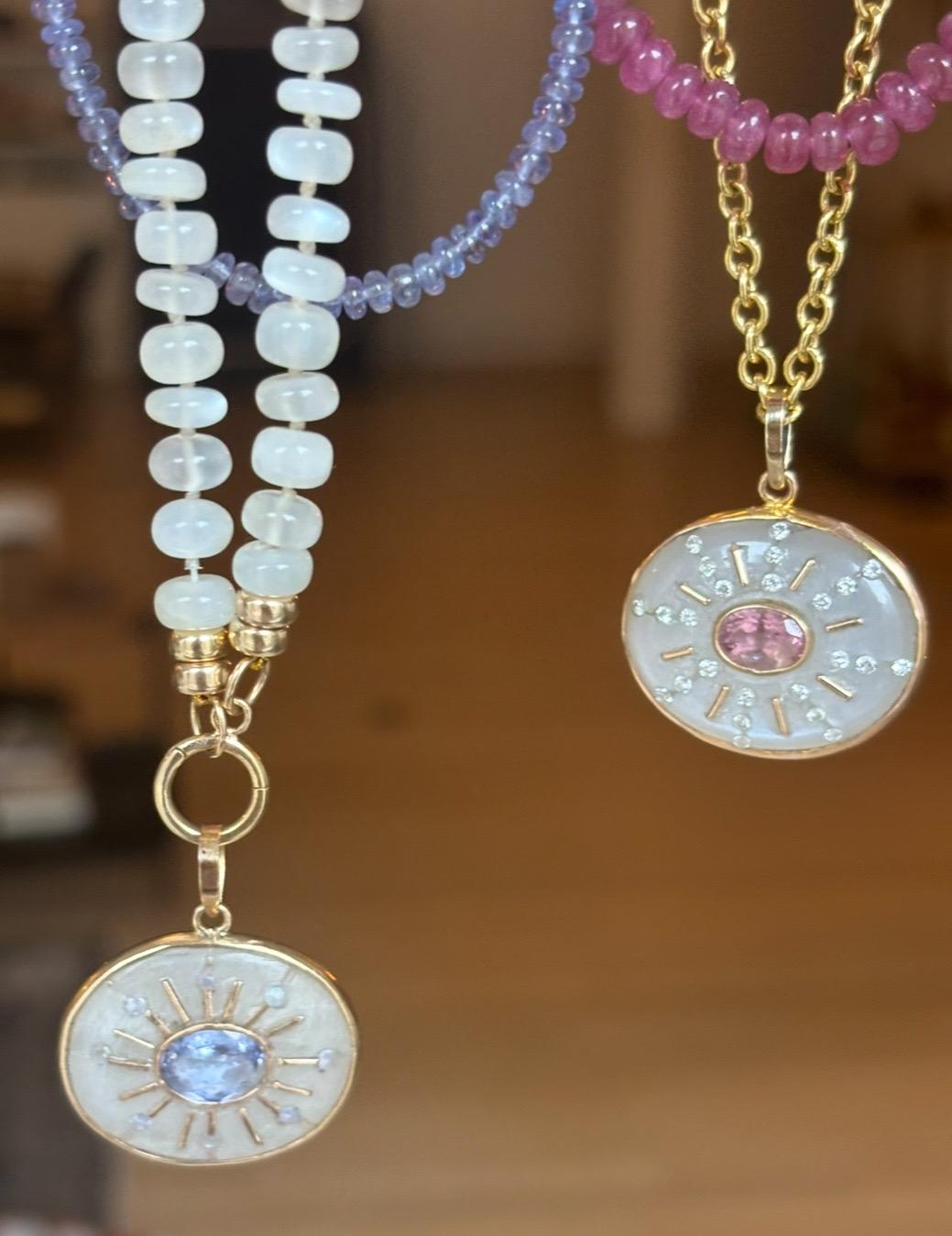 Ciondolo SOL in pietra di luna con tormalina rosa, raggi di sole in diamante e oro 14k in vendita 1