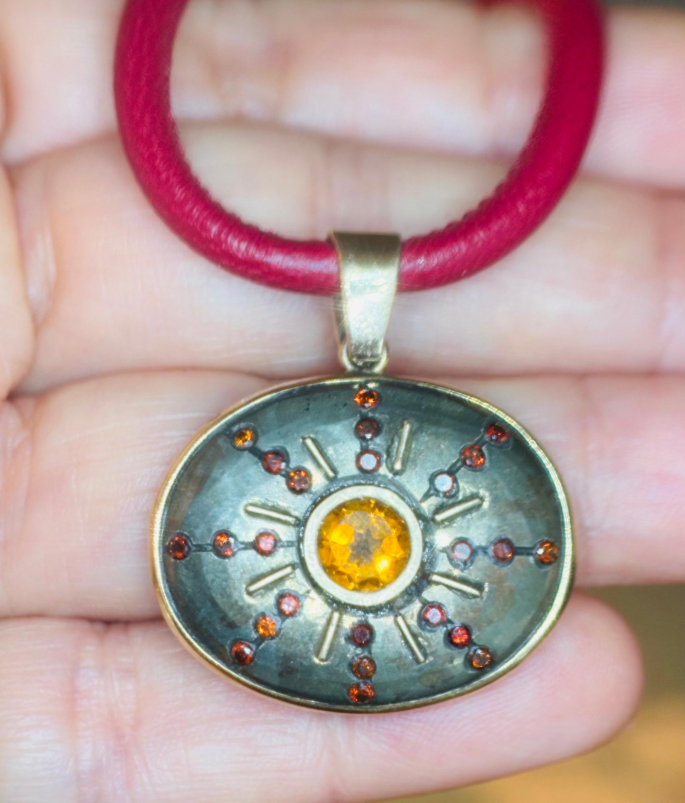 Pendentif SOL

Pyrite, citrine, diamants rouges et or 14k

La ligne S O L a été développée autour de l'idée de s'honorer soi-même et de vivre une vie qui vous illumine. Le soleil est un puissant symbole de vie et de lumière et ces pièces ont été