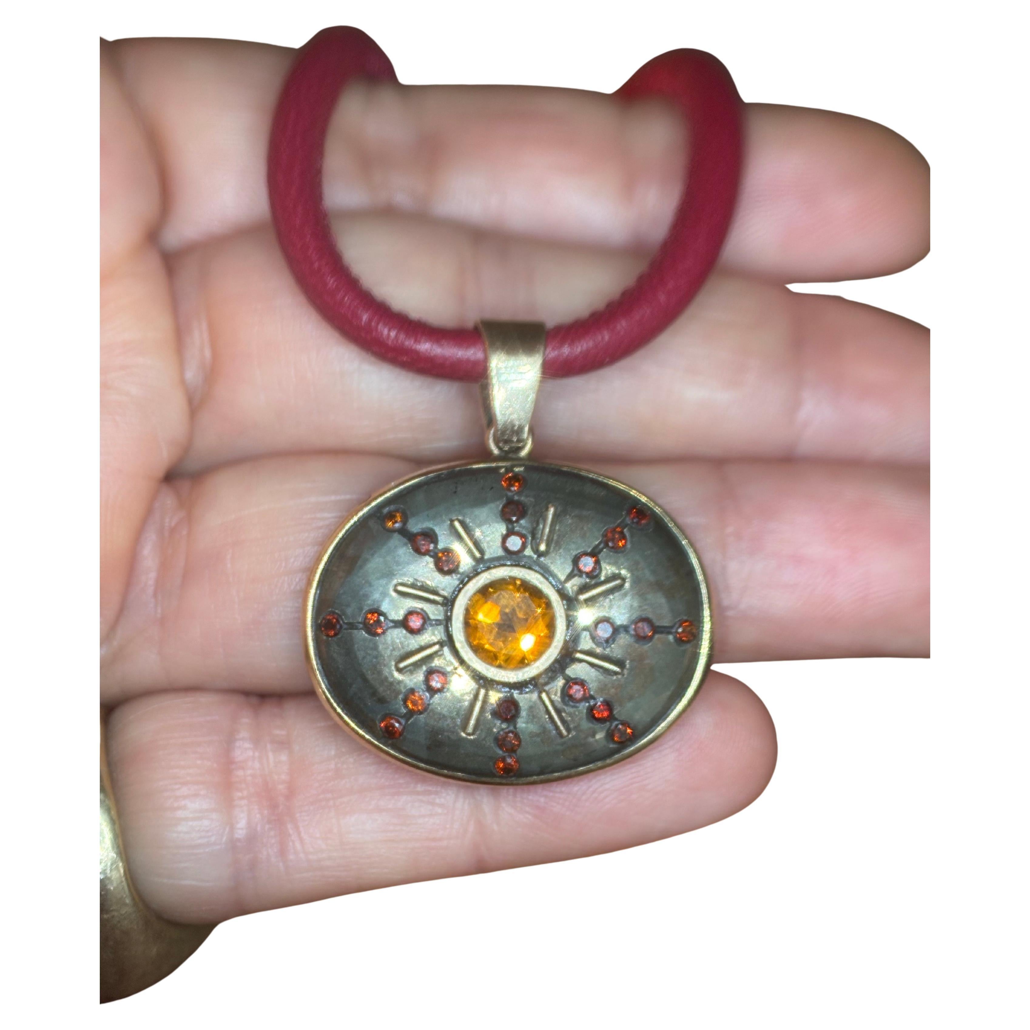 Pendentif SOL, pyrite, citrine, diamants rouges et or 14k Neuf - En vente à New York, NY