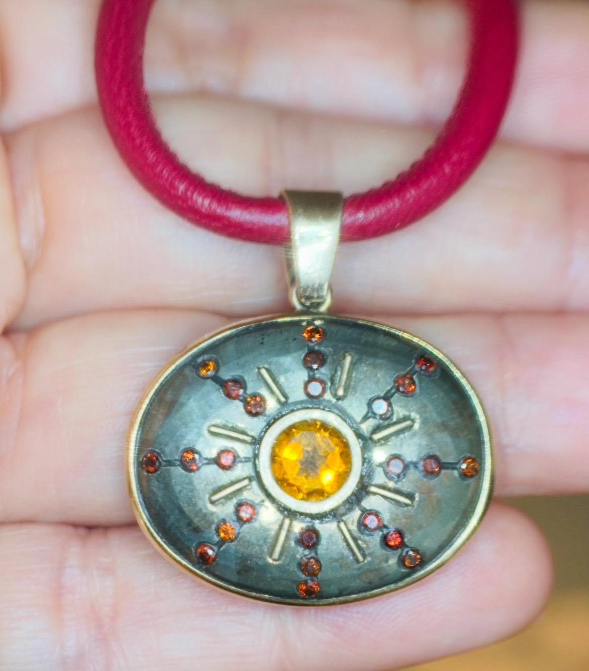 Pendentif SOL, pyrite, citrine, diamants rouges et or 14k en vente 2