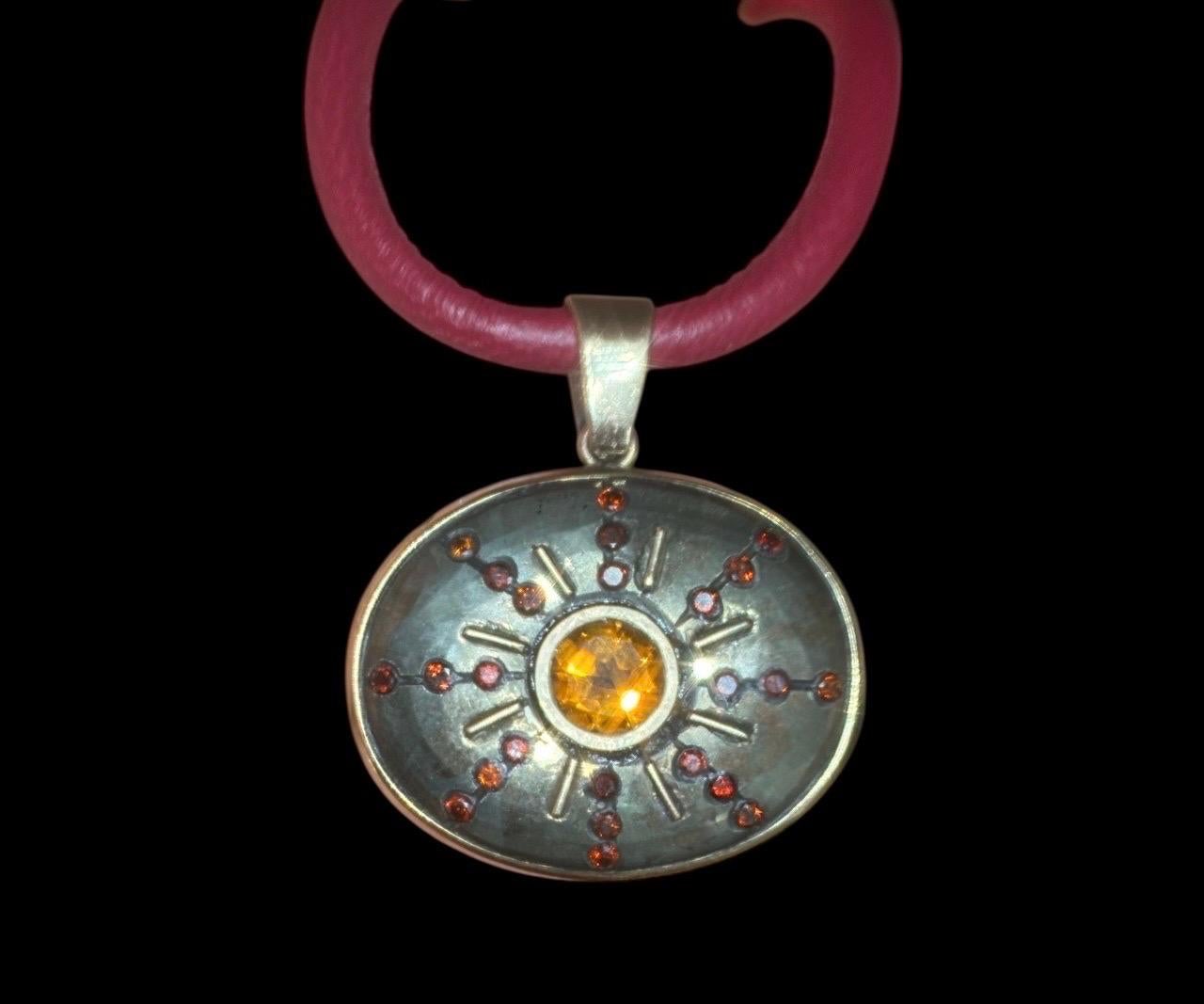 Pendentif SOL, pyrite, citrine, diamants rouges et or 14k en vente 3