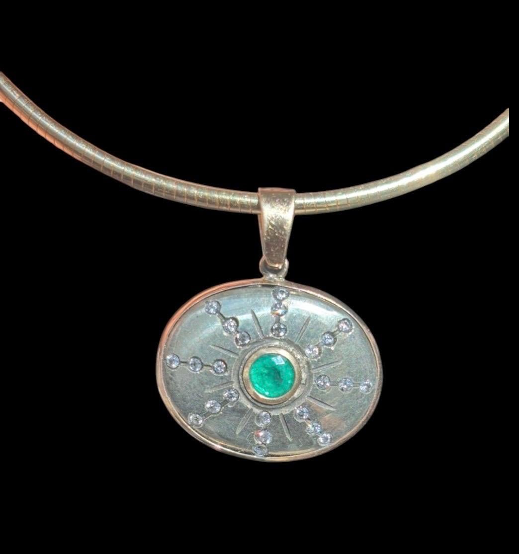 Pendentif SOL

Pyrite, émeraude, diamants, or 14k

La ligne S O L a été développée autour de l'idée de s'honorer soi-même et de vivre une vie qui vous illumine. Le soleil est un puissant symbole de vie et de lumière et ces pièces ont été conçues