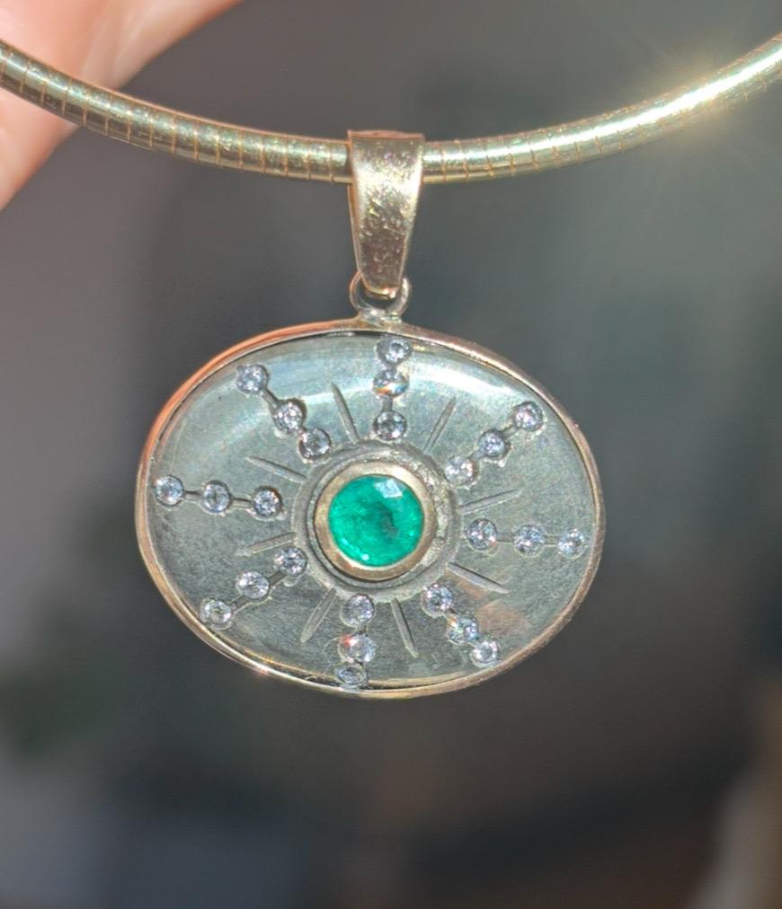 Pendentif SOL, pyrite avec émeraude, diamants et or 14k Neuf - En vente à New York, NY