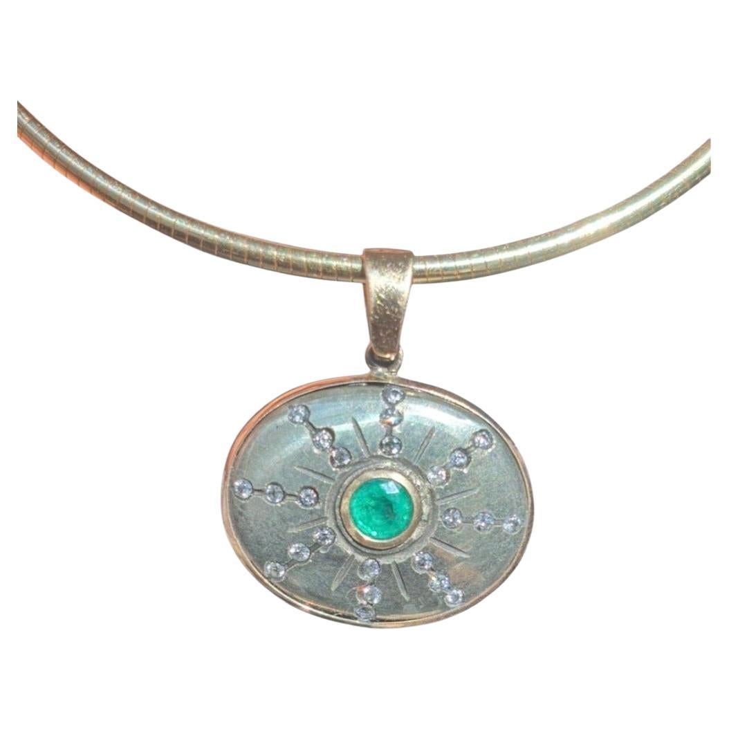 Pendentif SOL, pyrite avec émeraude, diamants et or 14k en vente