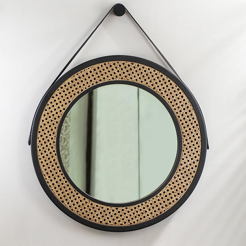 Dieses Stück mit seinem kolonial inspirierten Design verwendet ein traditionelles geflochtenes Rohrdetail, das in seiner minimalen runden Form zeitgemäß ist.

Dieser wandhängende Spiegel ist ein Blickfang, der jedem Raum Charakter verleiht. Die
