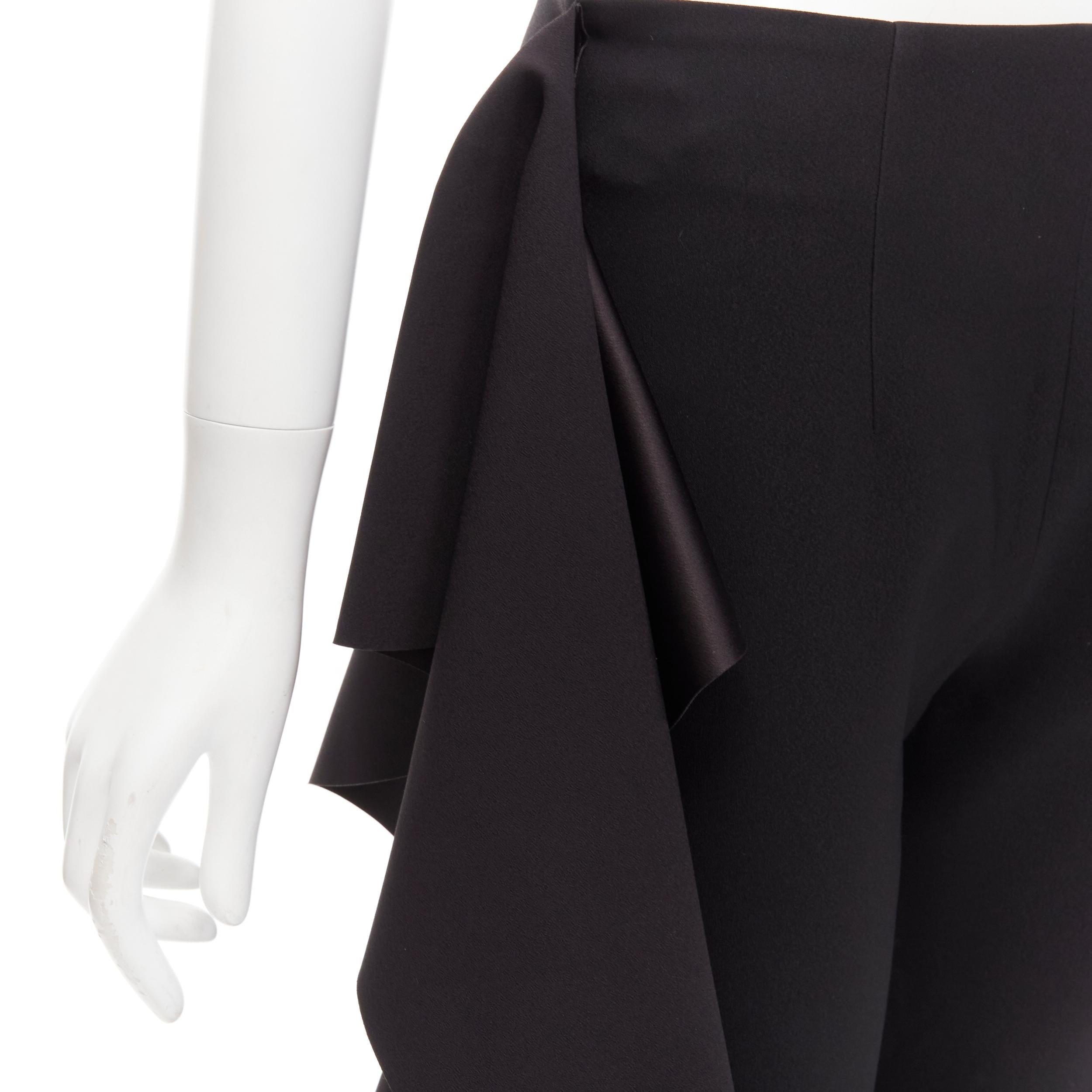 SOLACE Schwarze cascadefarbene drapierte, ausgestellte Hose mit Rüschen UK10 US6 M im Angebot 2