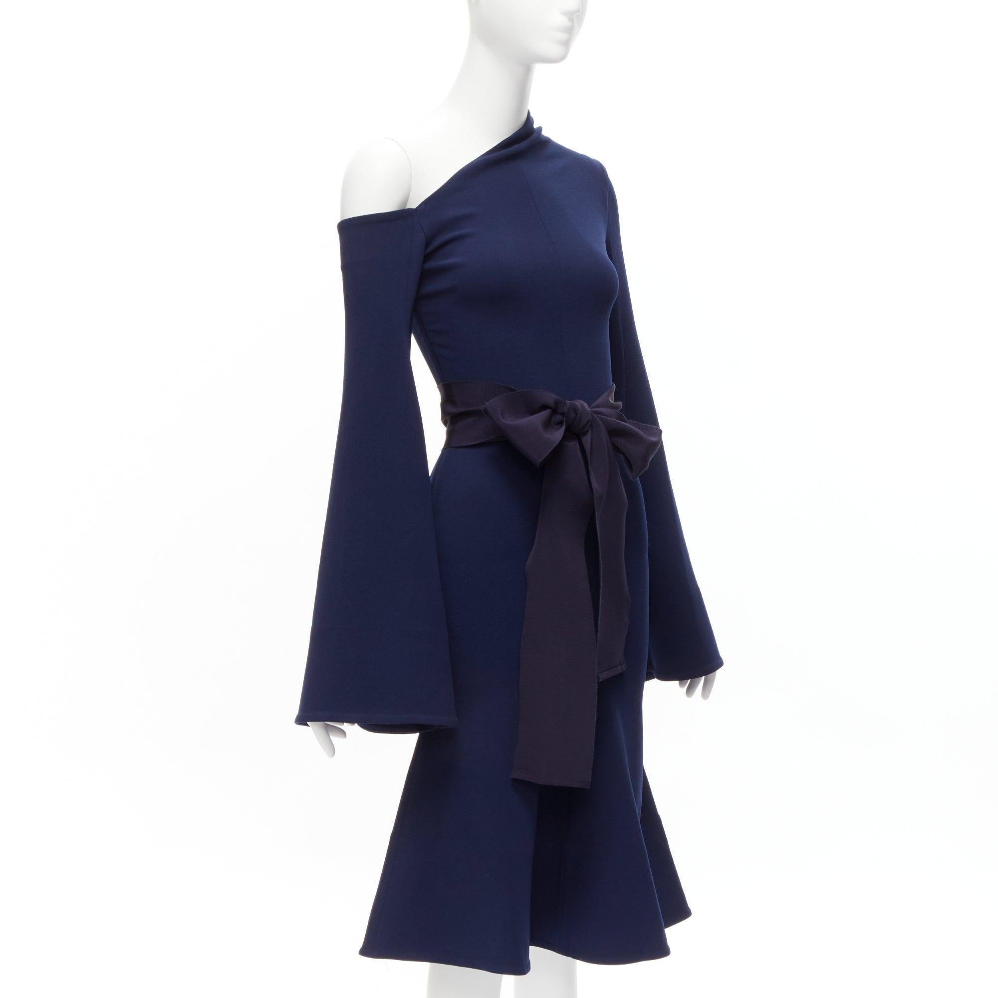 SOLACE LONDON Haso asymmetrisches Kleid aus Stretch-Crêpe mit Glockenärmeln und Gürtel UK4 XXS (Schwarz) im Angebot