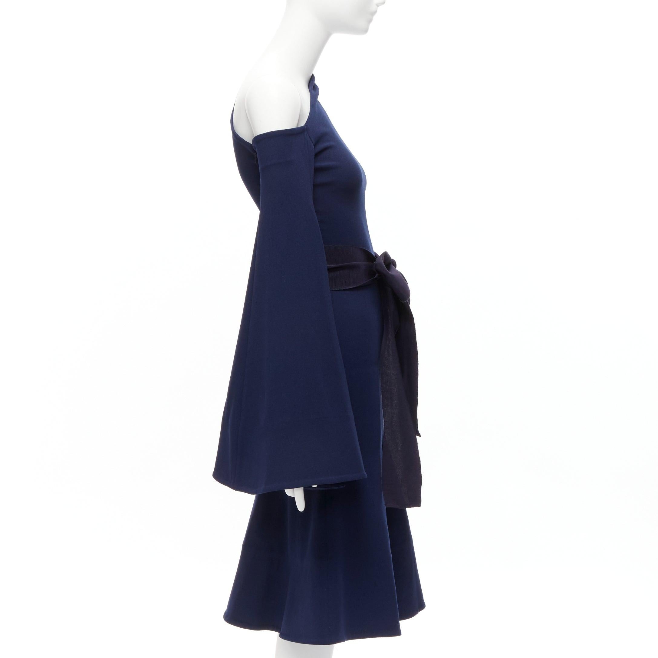 SOLACE LONDON Haso asymmetrisches Kleid aus Stretch-Crêpe mit Glockenärmeln und Gürtel UK4 XXS im Zustand „Hervorragend“ im Angebot in Hong Kong, NT