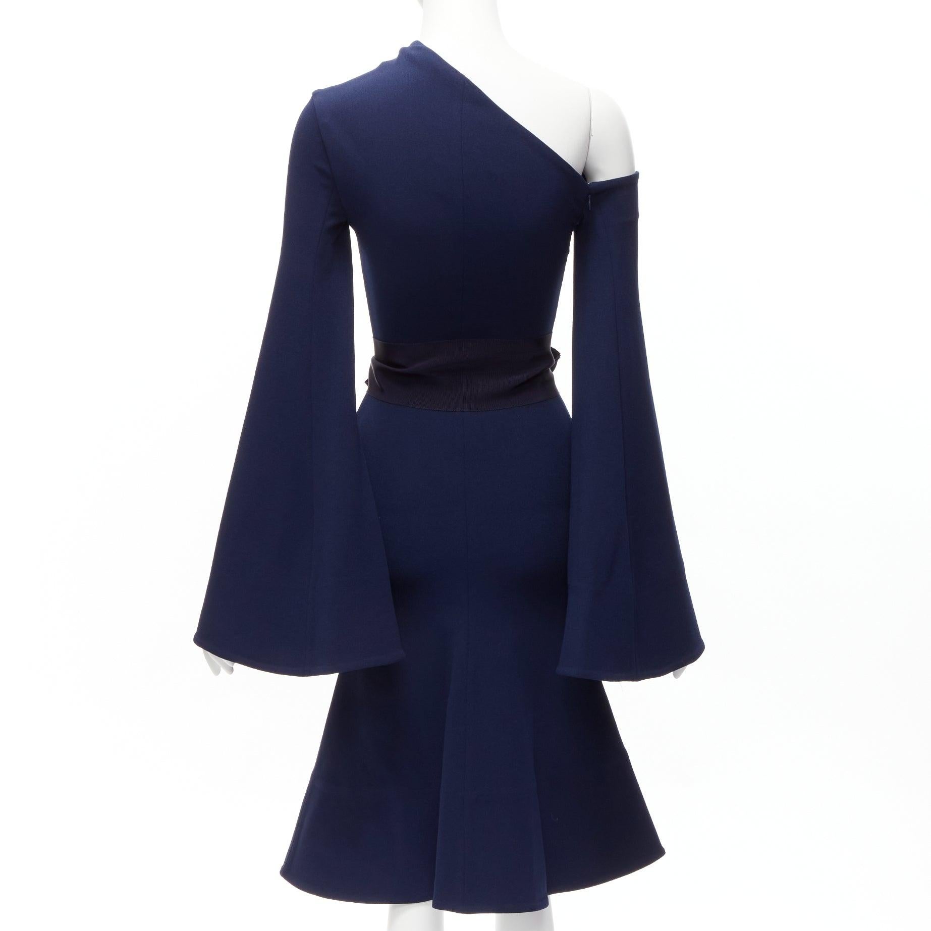 SOLACE LONDON Haso asymmetrisches Kleid aus Stretch-Crêpe mit Glockenärmeln und Gürtel UK4 XXS Damen im Angebot