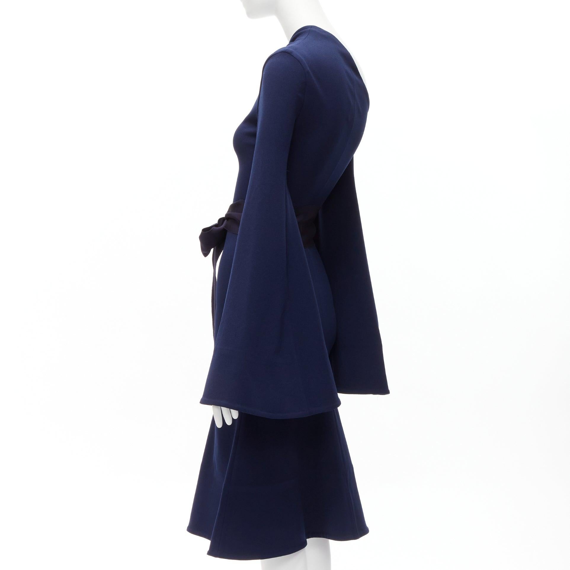 SOLACE LONDON Haso asymmetrisches Kleid aus Stretch-Crêpe mit Glockenärmeln und Gürtel UK4 XXS im Angebot 1