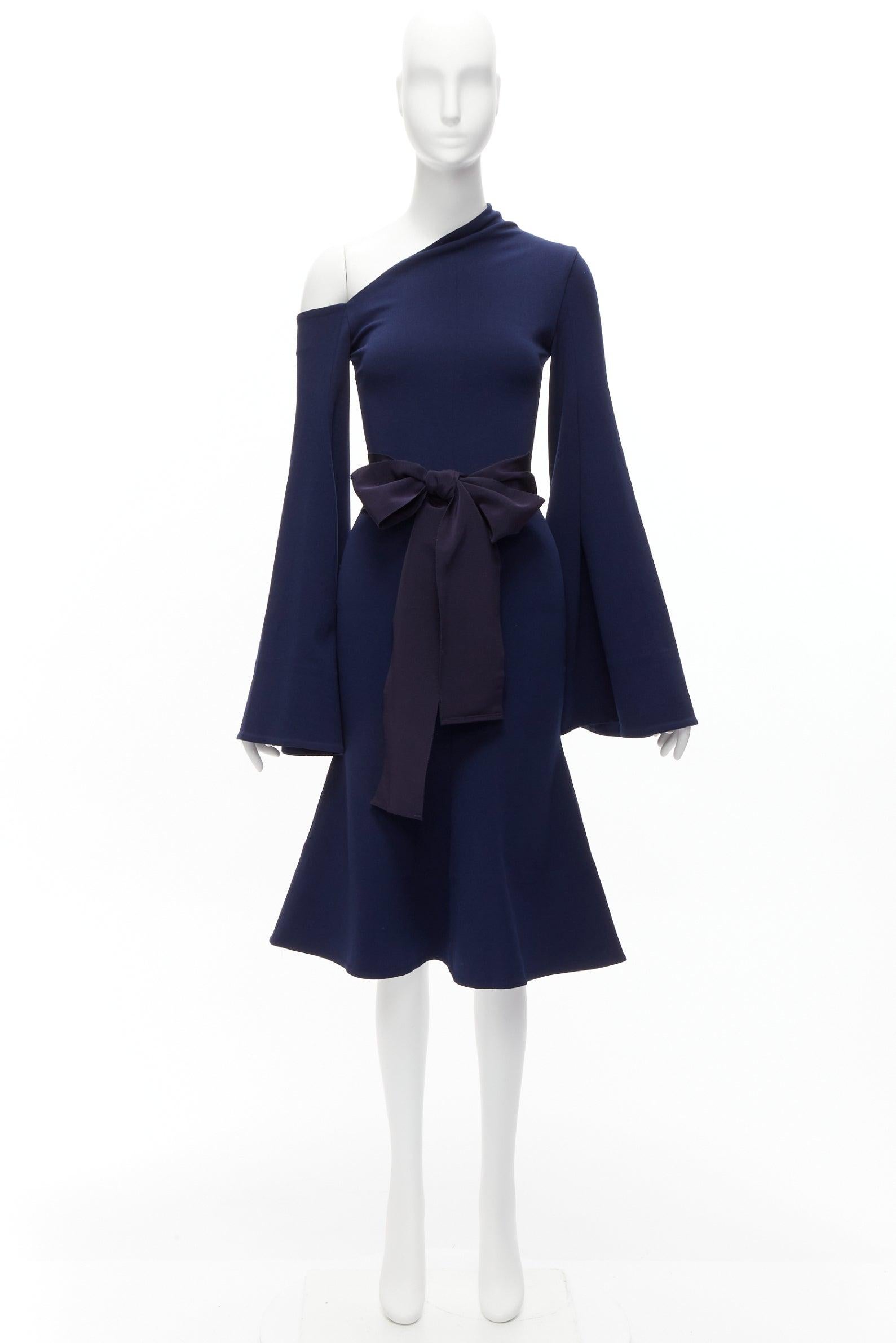 SOLACE LONDON Haso asymmetrisches Kleid aus Stretch-Crêpe mit Glockenärmeln und Gürtel UK4 XXS im Angebot 4