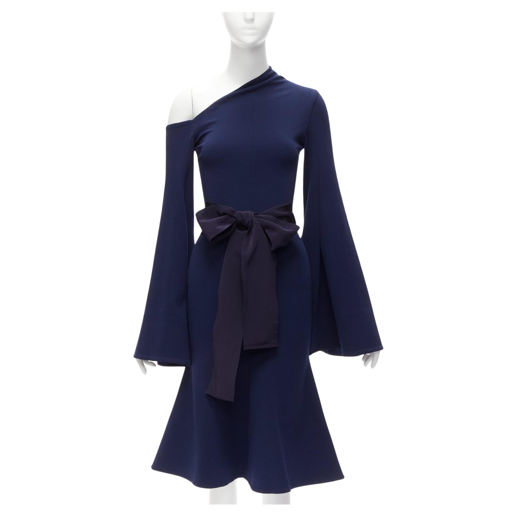 SOLACE LONDON Haso asymmetrisches Kleid aus Stretch-Crêpe mit Glockenärmeln und Gürtel UK4 XXS im Angebot
