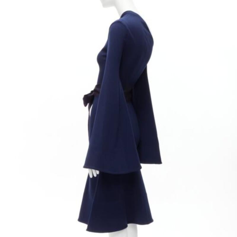 SOLACE LONDON Haso azul marino vestido asimétrico de crepé elástico con mangas de campana UK4 XXS en venta 1