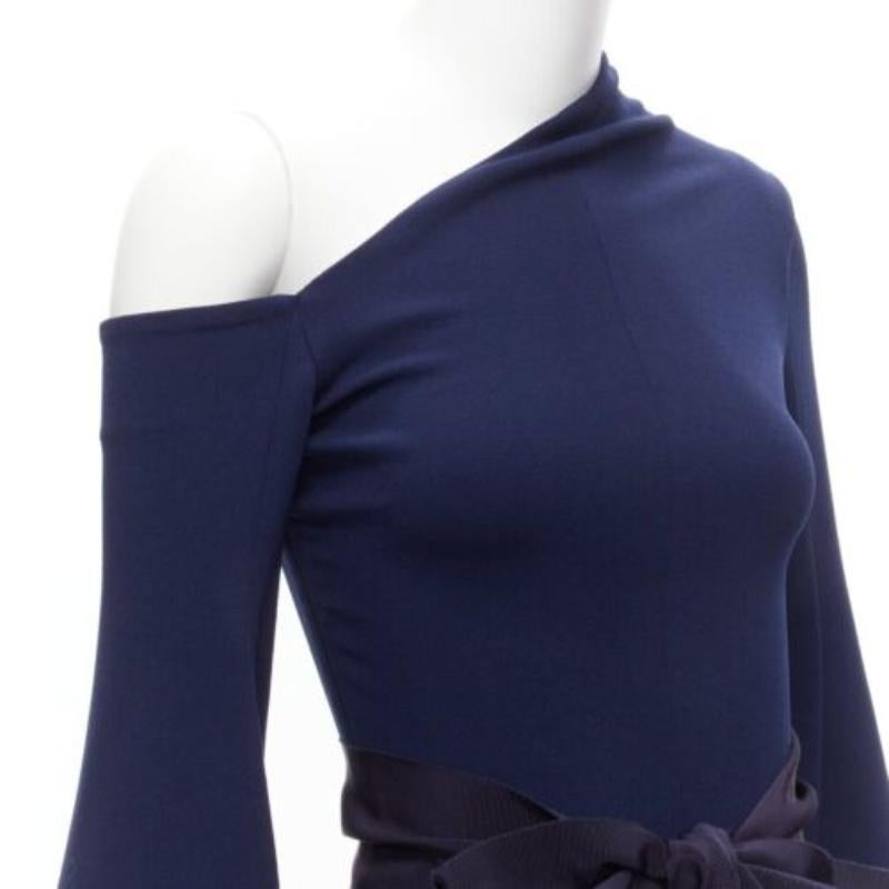 SOLACE LONDON Haso azul marino vestido asimétrico de crepé elástico con mangas de campana UK4 XXS en venta 2