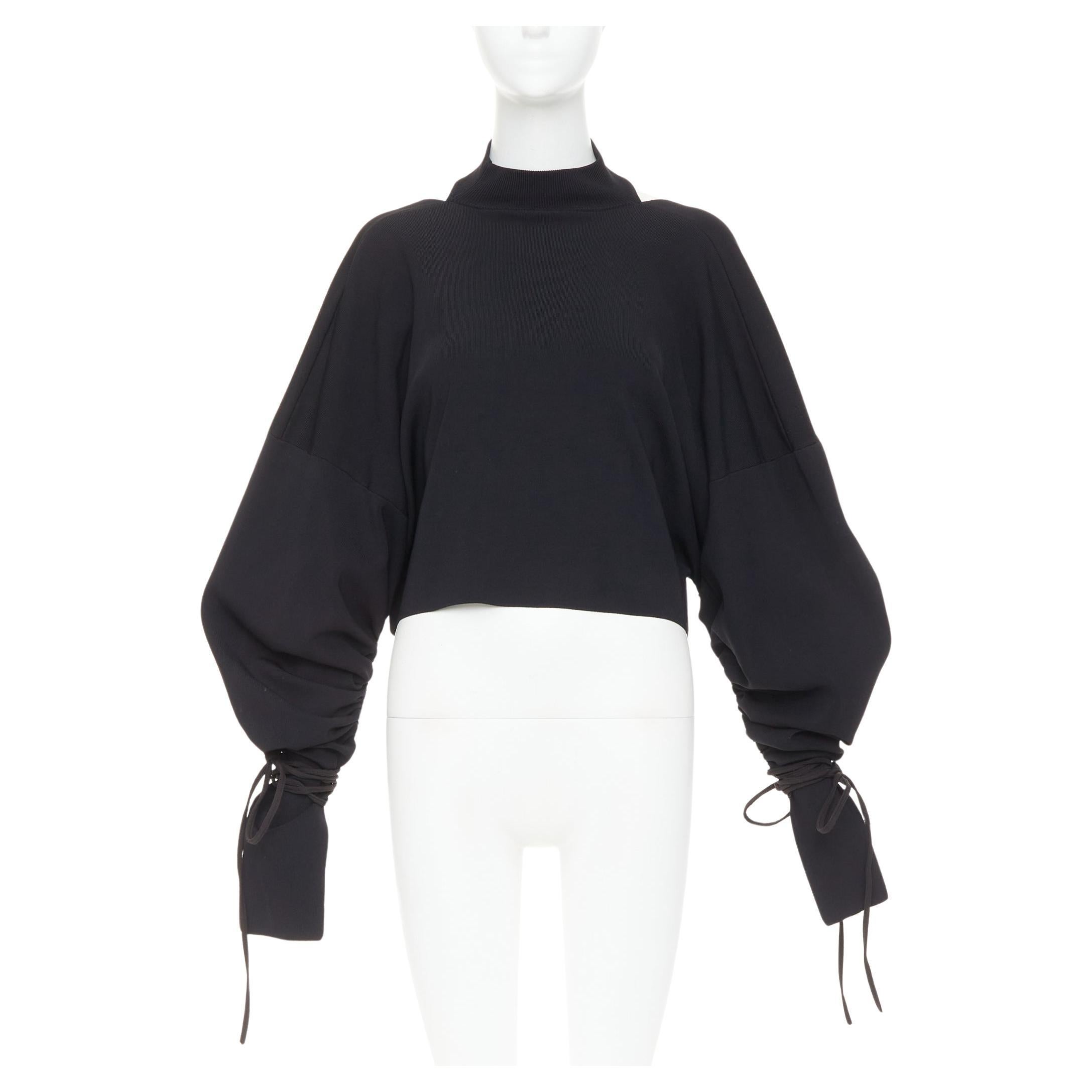 Solace London Samara – Schwarzer Pullover mit gerafften Ärmeln aus Viskose, kurz geschnitten, Größe UK 8