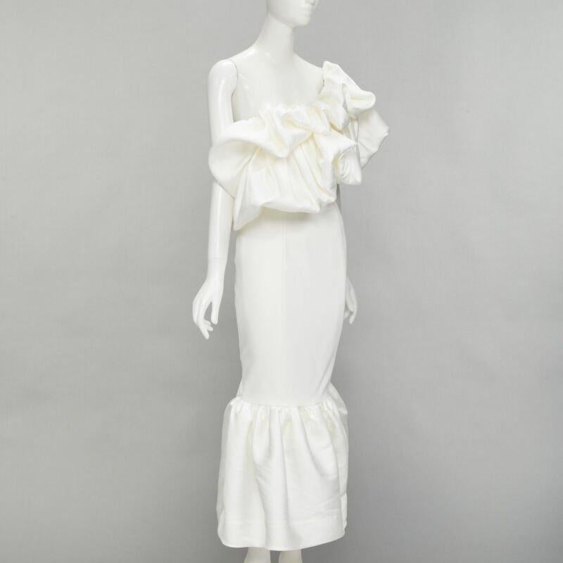 Gris SOLACE - Robe midi blanche à volants en polyester avec épaules en cascade GB12 M en vente
