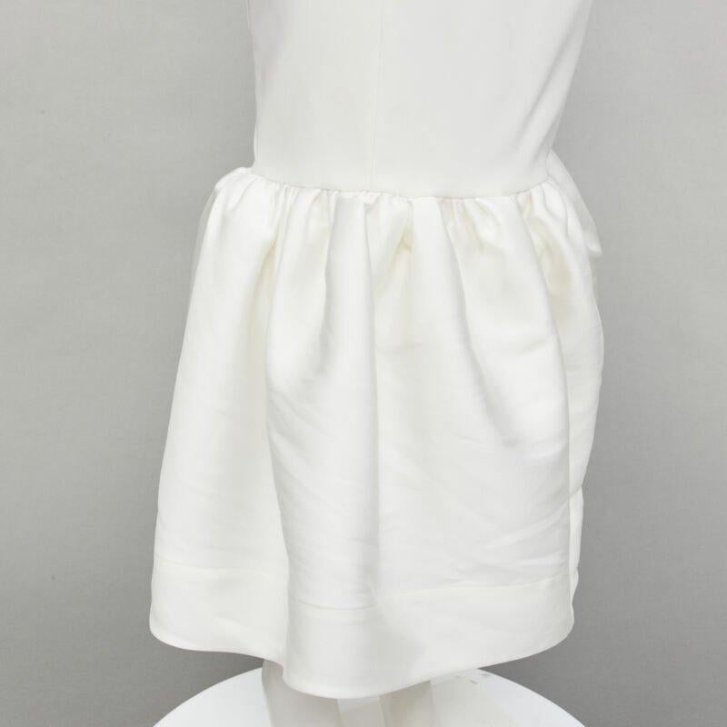 SOLACE - Robe midi blanche à volants en polyester avec épaules en cascade GB12 M en vente 3