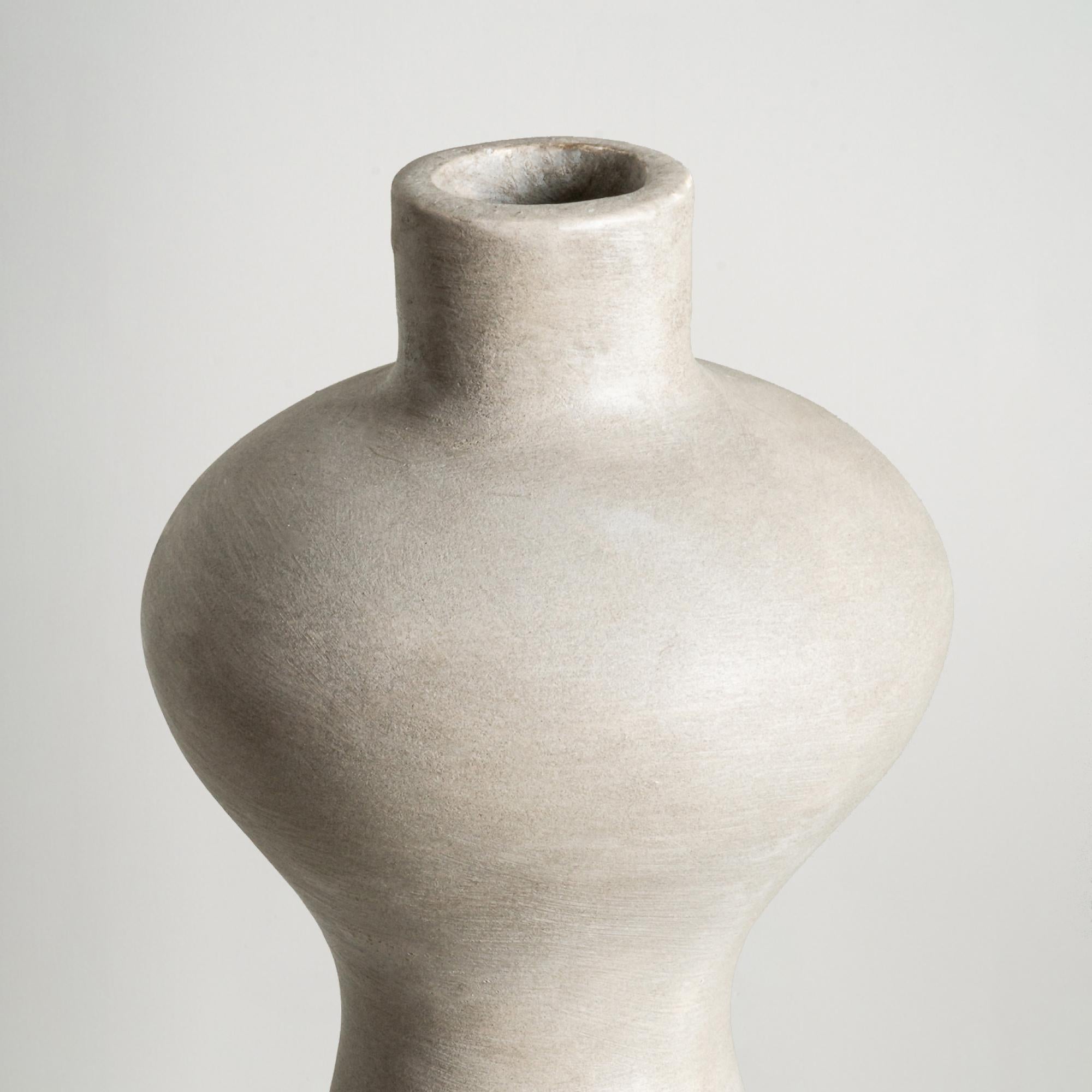 Indonesiano Vaso alto Solace, forma organica fatta a mano in grigio in vendita