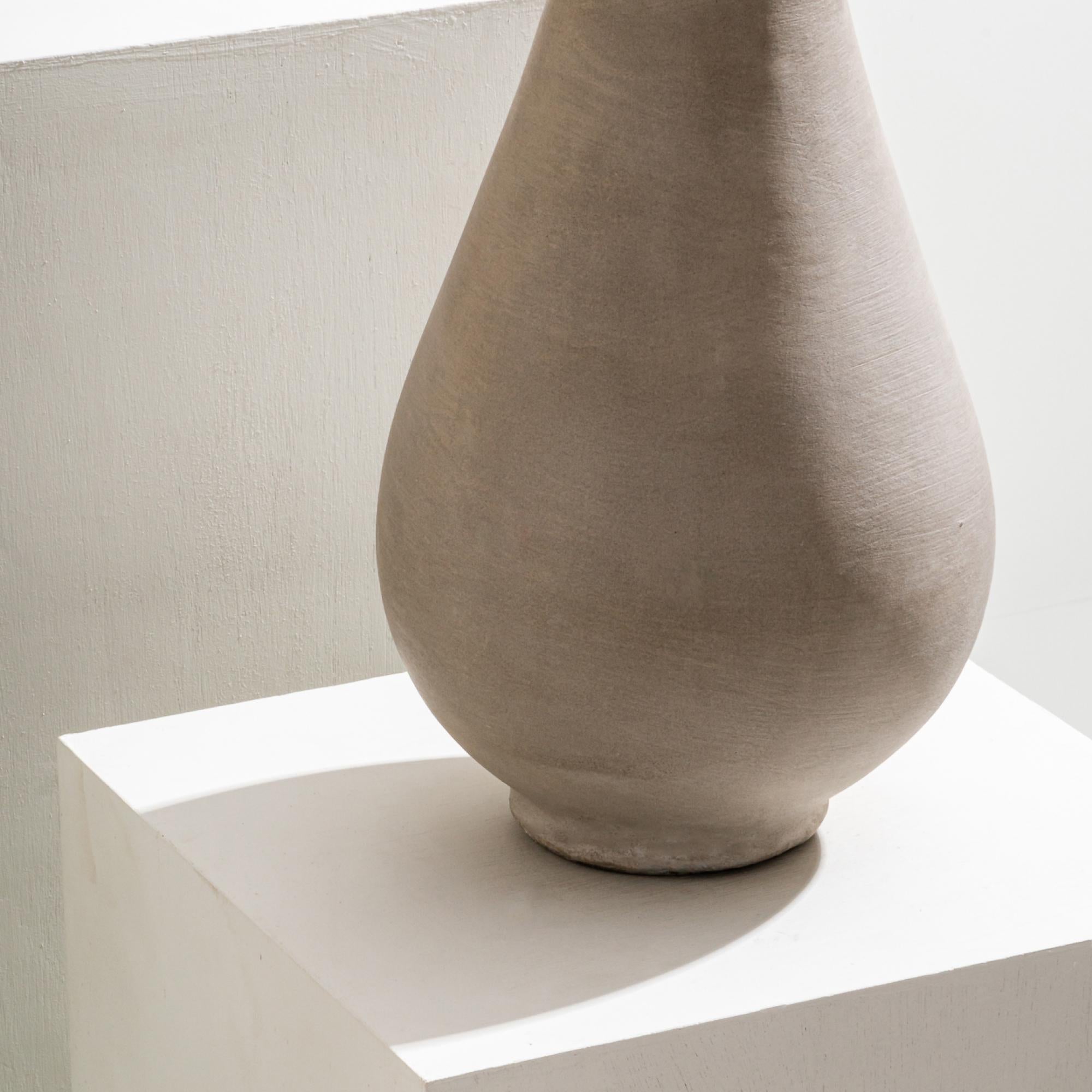 Fatto a mano Vaso alto Solace, forma organica fatta a mano in grigio in vendita