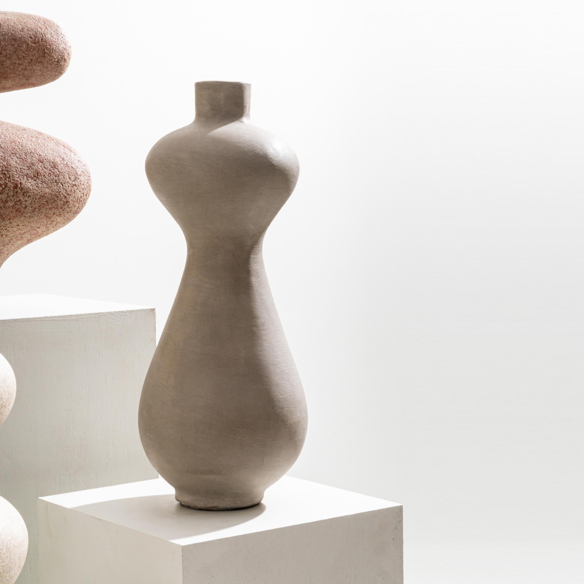 XXI secolo e contemporaneo Vaso alto Solace, forma organica fatta a mano in grigio in vendita