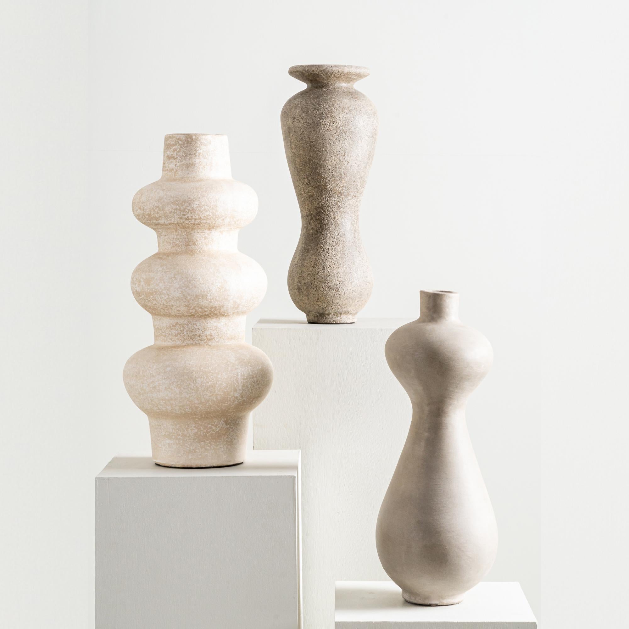 Terracotta Vaso alto Solace, forma organica fatta a mano in grigio in vendita