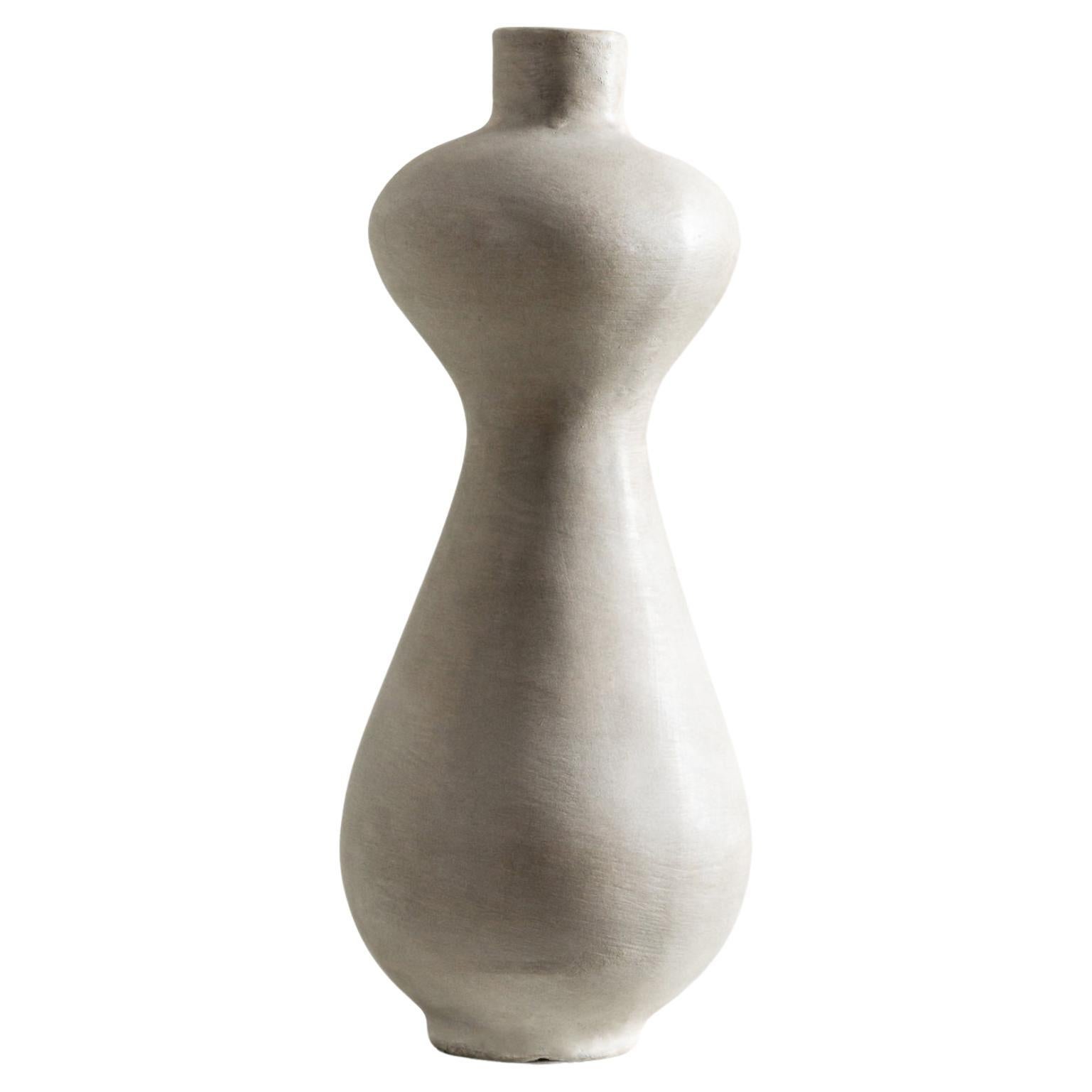Vaso alto Solace, forma organica fatta a mano in grigio