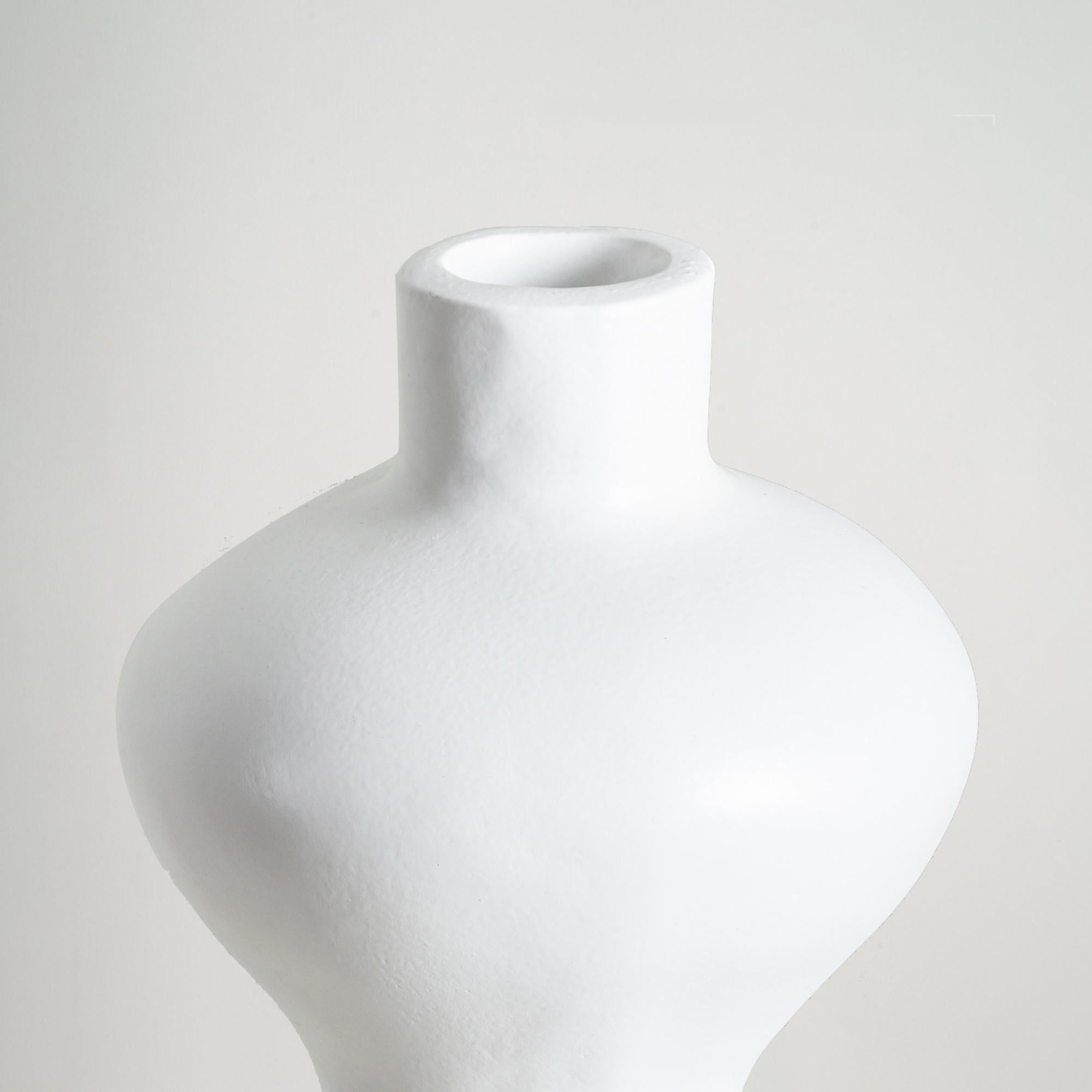 Indonesiano Vaso alto Solace, forma organica fatta a mano in Whiting in vendita