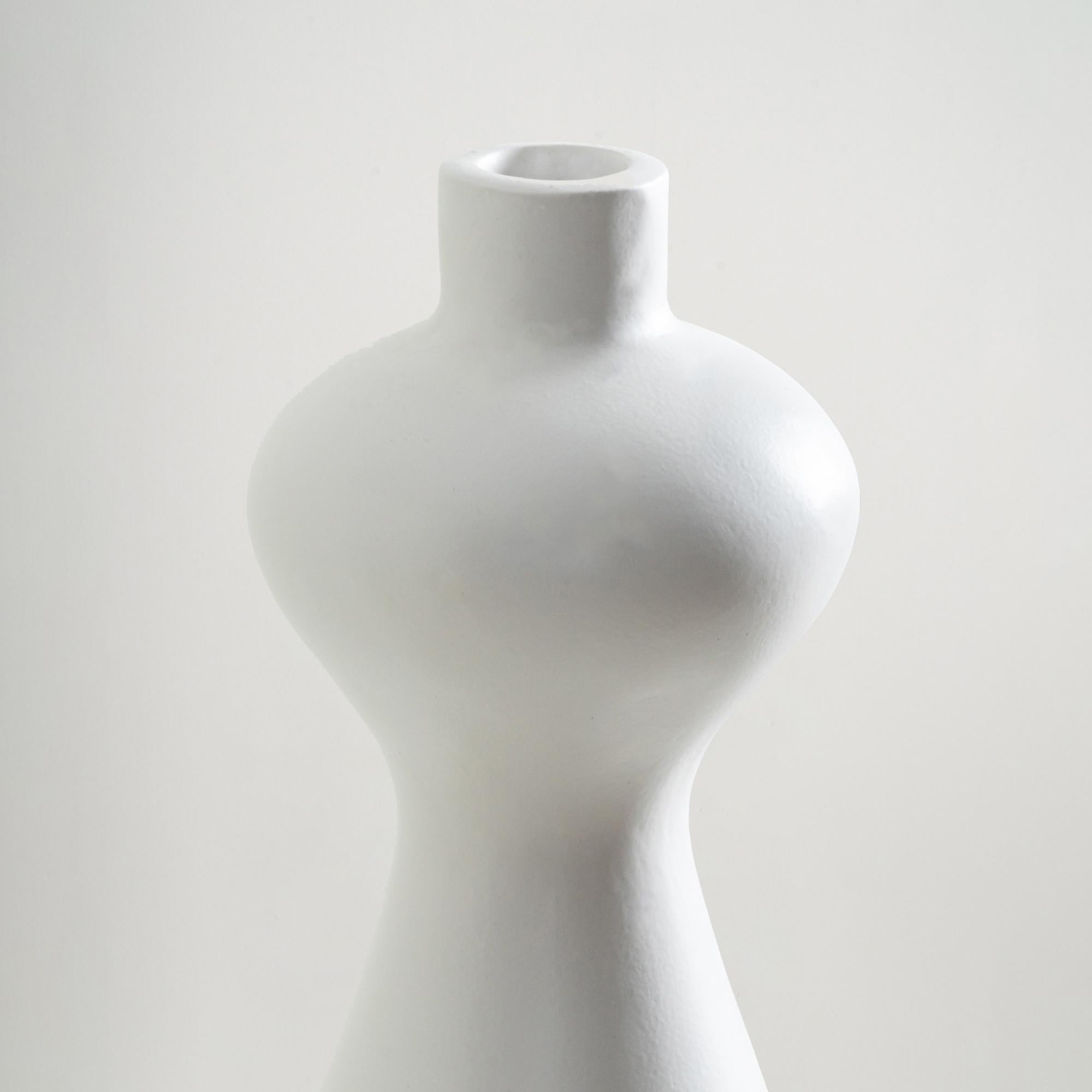Fatto a mano Vaso alto Solace, forma organica fatta a mano in Whiting in vendita