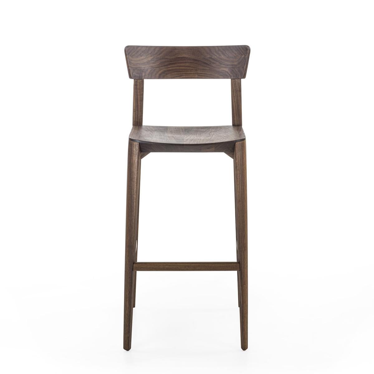 Bar Stool Solace Walnut with all structure in solid
walnut wood. The wood grain varies from piece 
to piece, each piece is unique in solid walnut.
With natural pine extract wax treatment.