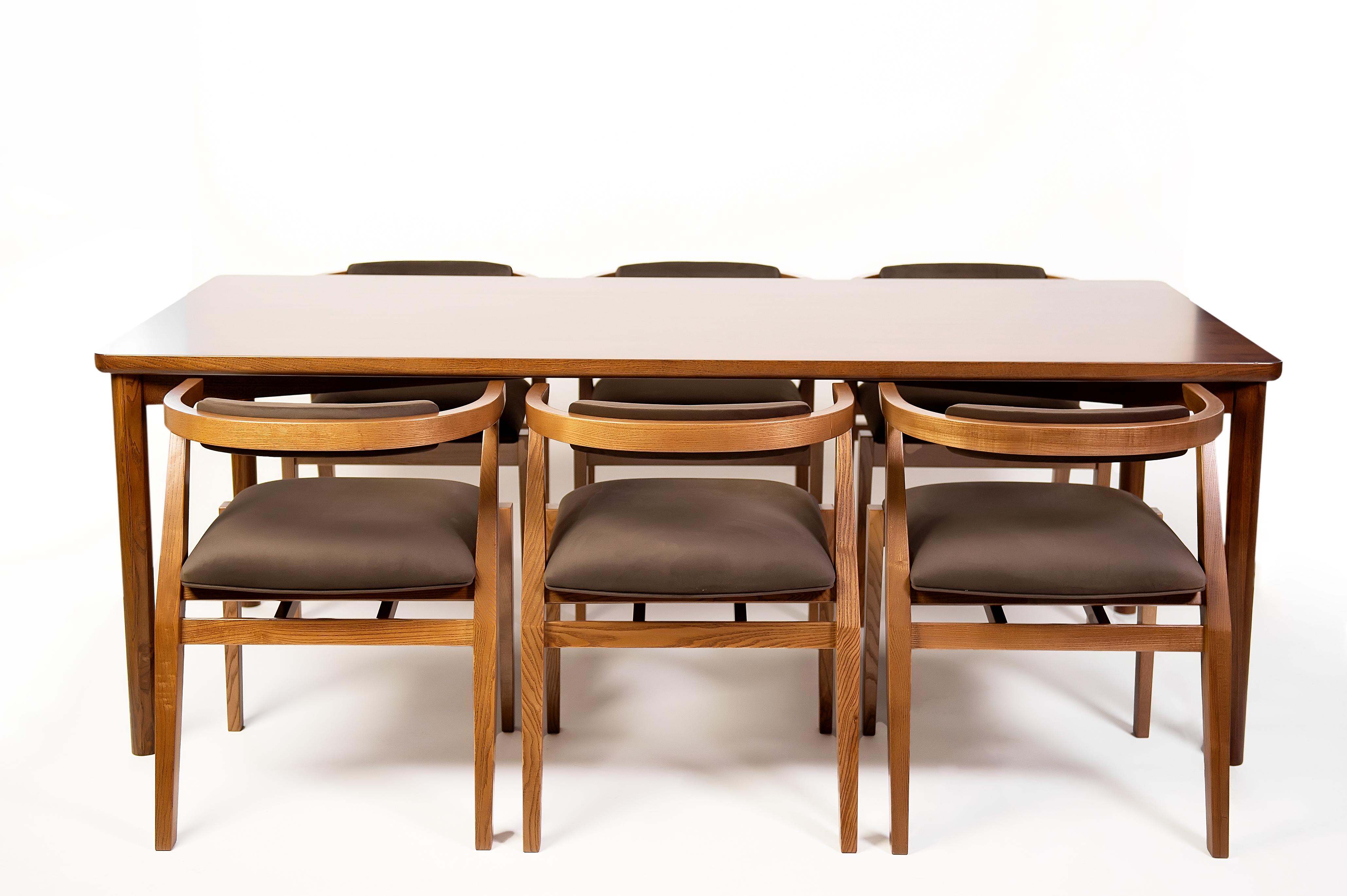 Moderne Table de salle à manger Solana en bois massif brun foncé en vente