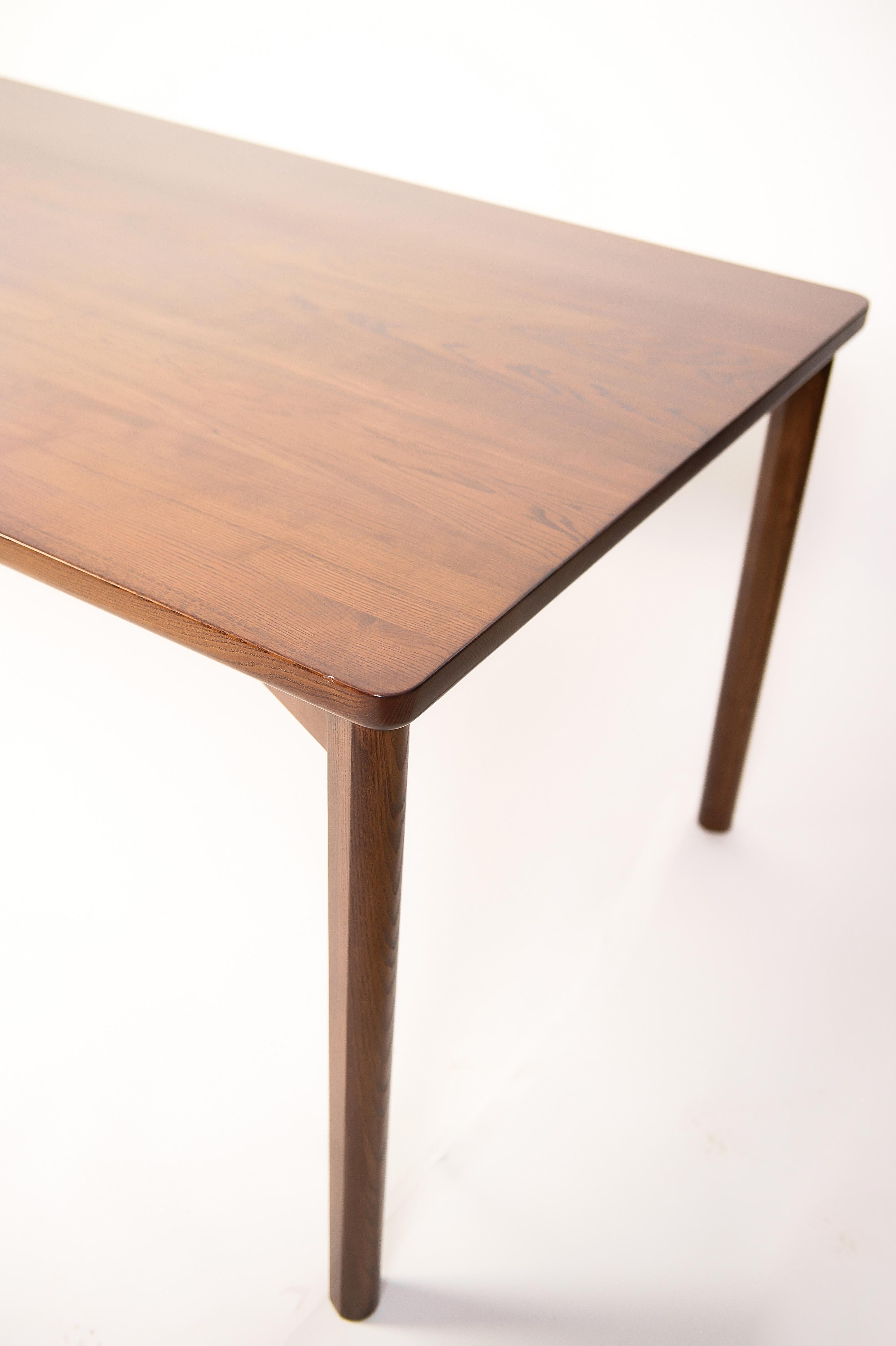 Table de salle à manger Solana en bois massif brun foncé Neuf - En vente à Naperville, IL