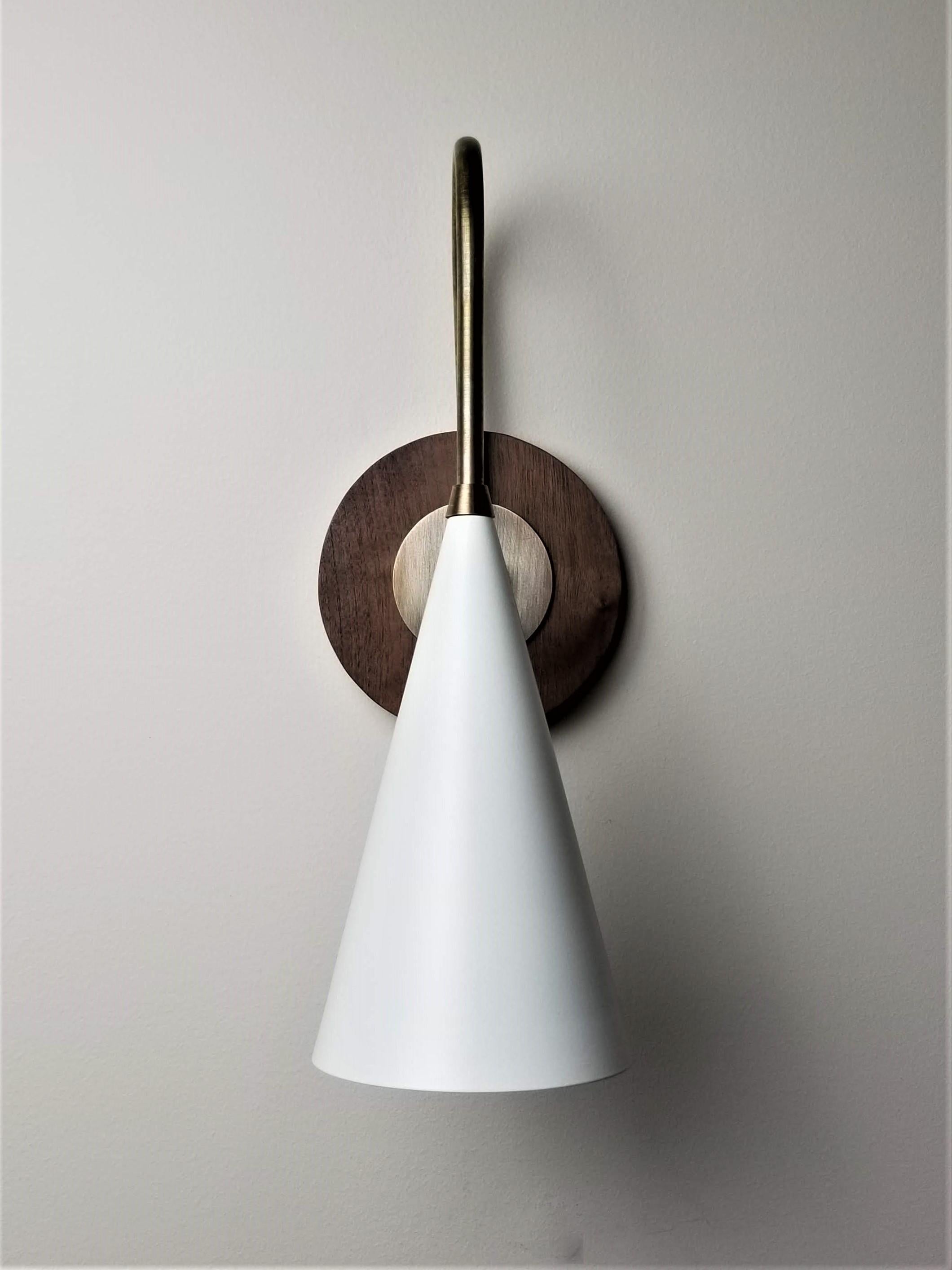 Mid-Century Modern Lampe de lecture murale 'Solana' en noyer, laiton et émail, éclairage à imprimé bleu en vente