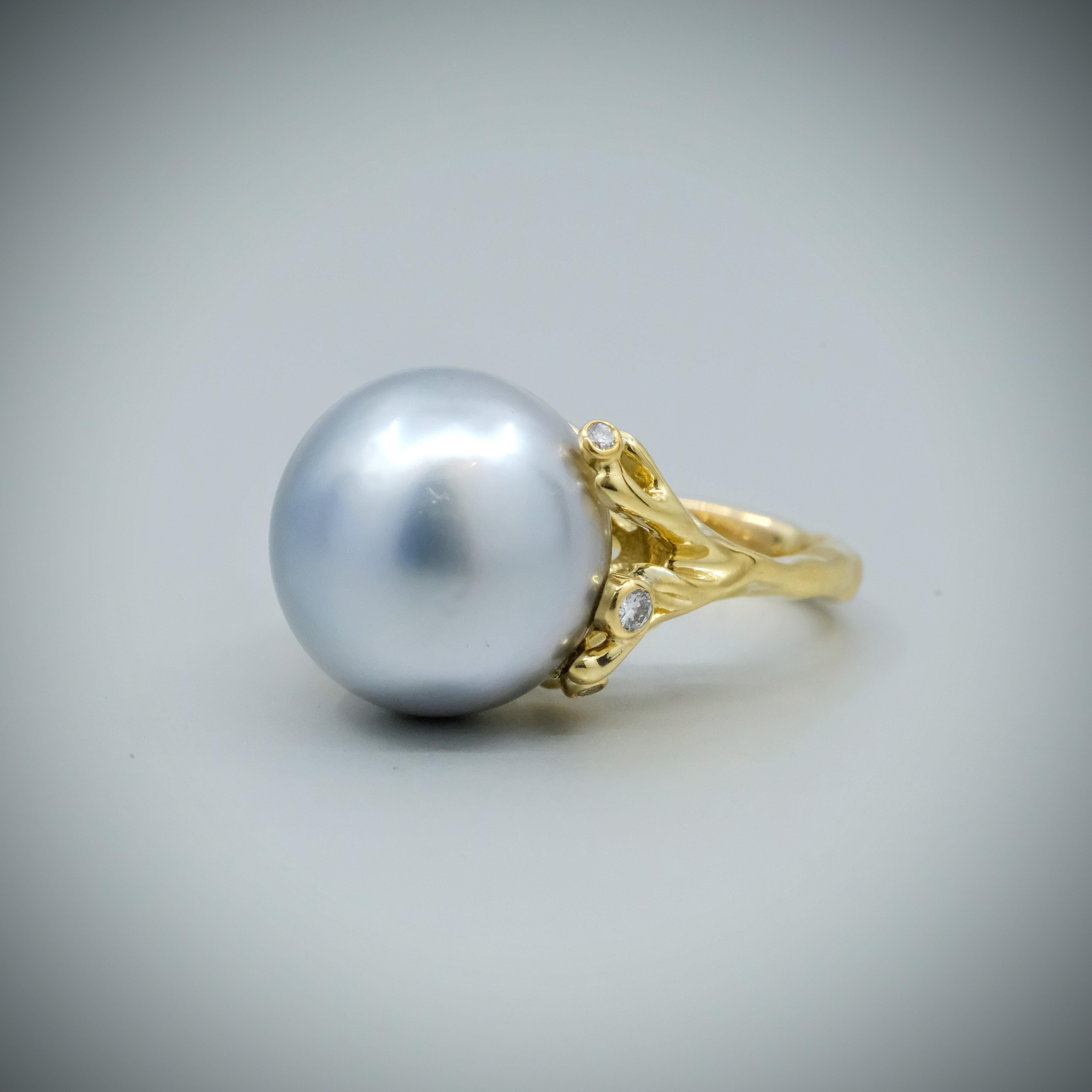 A BUNDA Solandra Pearl ring, in 18ct yellow gold, set with diamonds. Signed BUNDA.

Characteristics of Blue Tahitian Cultured Pearl: 16.2mm.

Characteristics of Round Brilliant Cut Diamonds: 6 = 0.20ct, F colour, VS Clarity