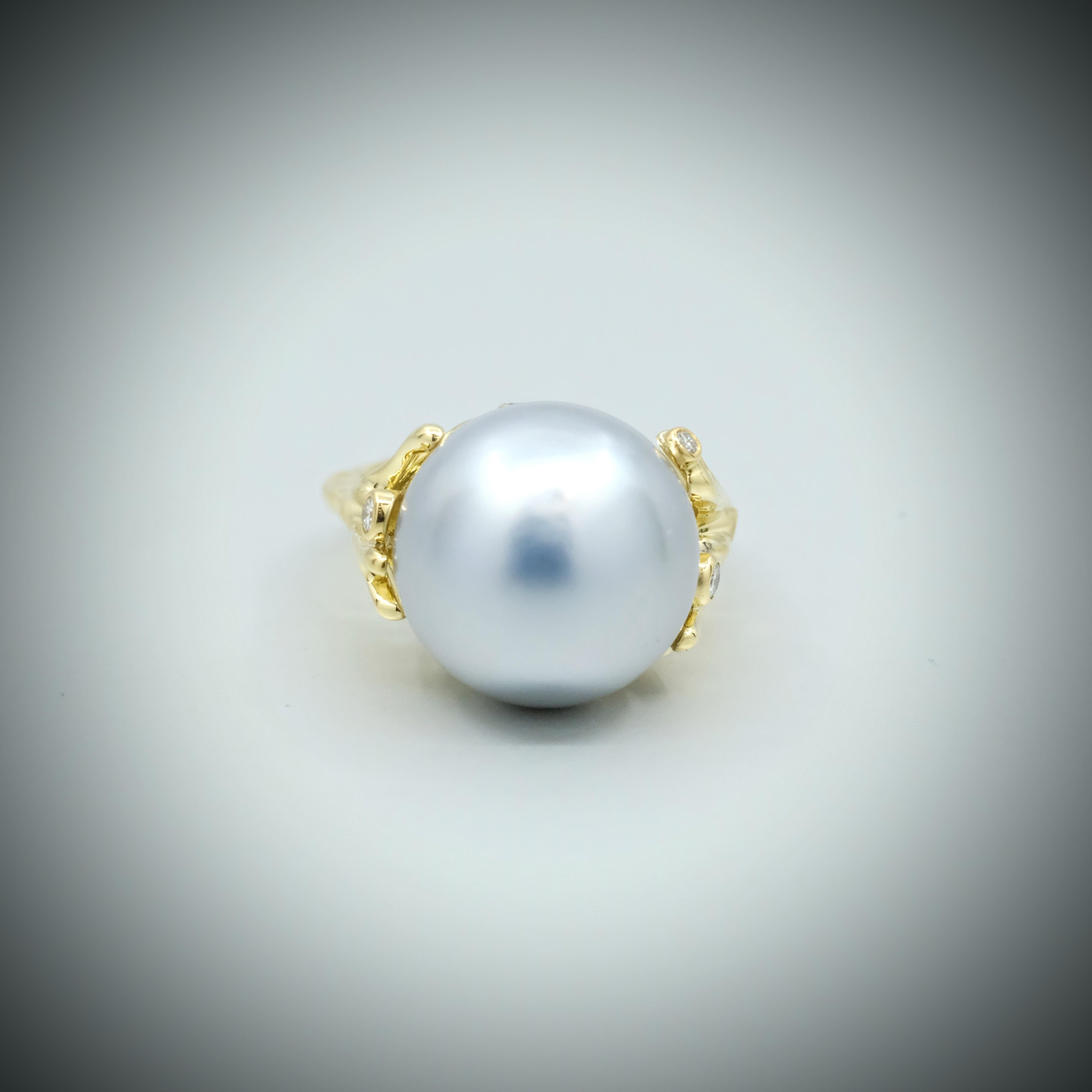 Round Cut 'Solandra' Tahitian pearl ring with diamonds in 18k yellow gold For Sale