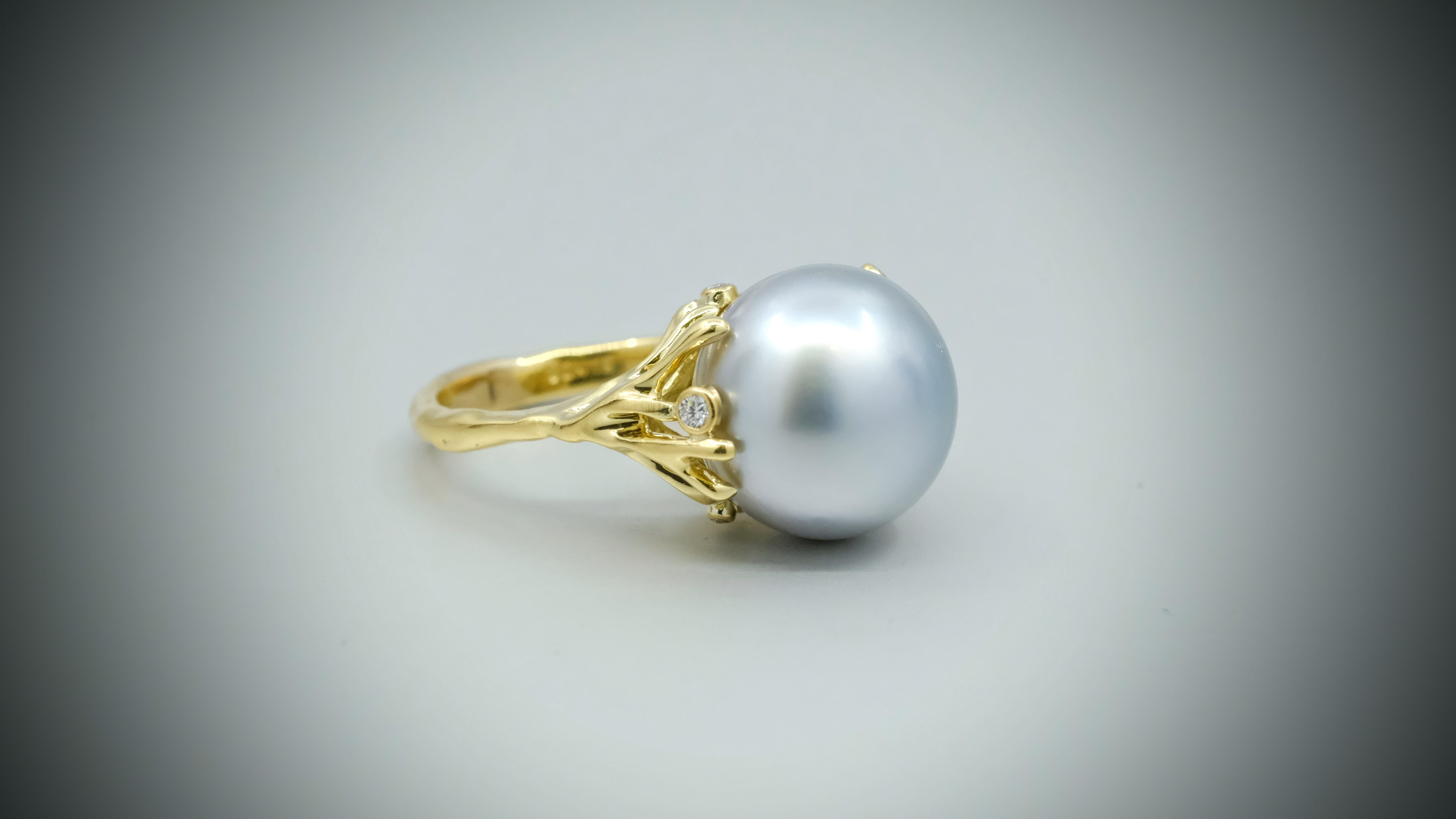 'Solandra' Tahitian pearl ring with diamonds in 18k yellow gold In New Condition For Sale In SYDNEY, AU