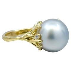 'Solandra' Tahitian pearl ring with diamonds in 18k yellow gold