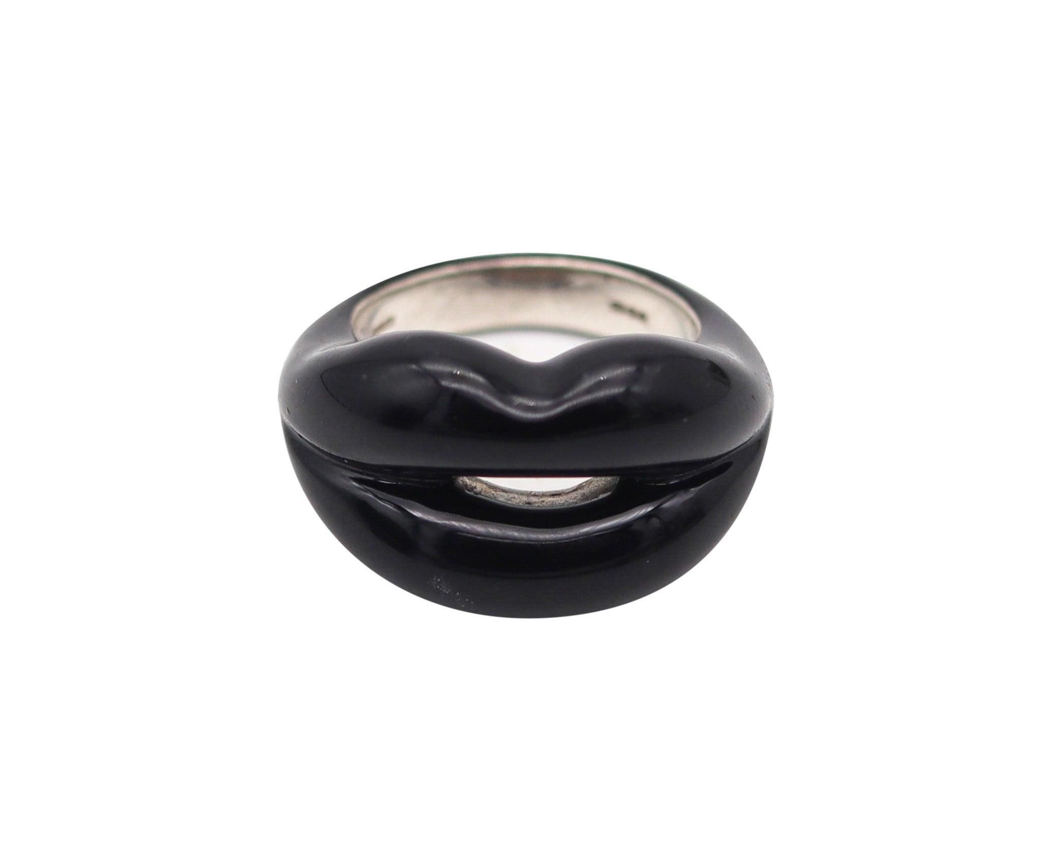 Anello Hot-lips disegnato da Solange Azagury-Partridge.

Gli anelli a labbra calde di Solange Azagury-Partridge sono stati creati in edizione limitata. Questo anello giovanile e iconico è stato realizzato in solido argento sterling 925 e