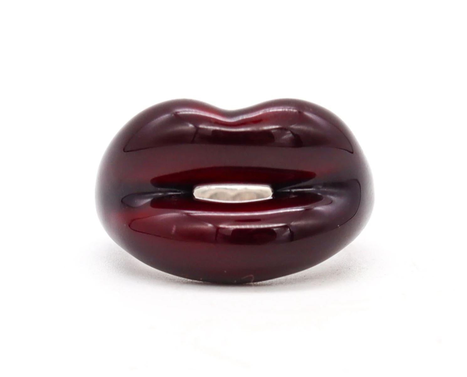 Hot-lips ring designed by Solange Azagury-Partridge.

The hot-lips rings by Solange Azagury-Partridge, were created only into limited editions. This youthful and fun ring was carefully crafted in solid .925./.999 sterling silver and embellished,
