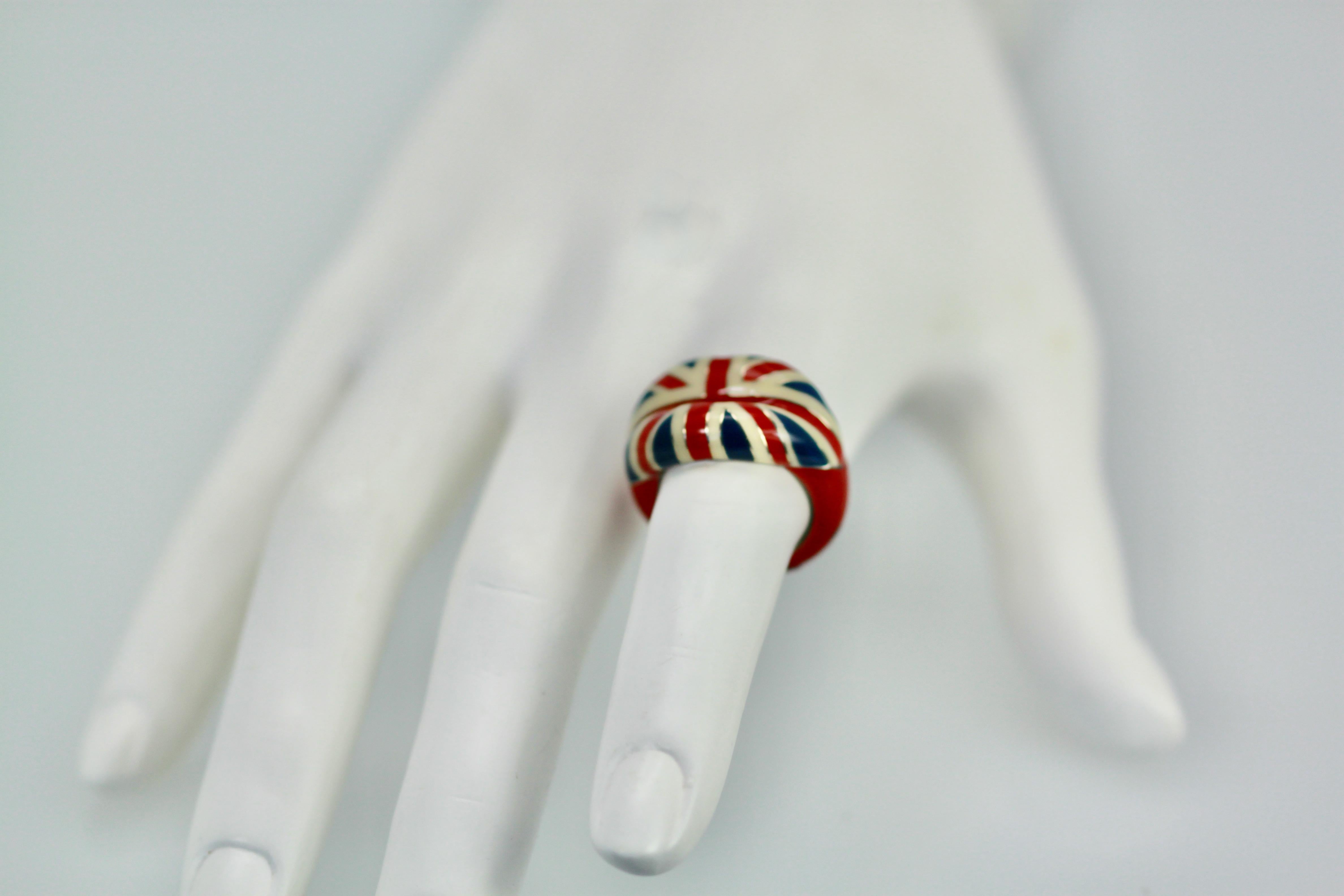 Solange Azagury Partridge „Hot Lips“ Emaille Union Jack-Ring im Zustand „Gut“ in North Hollywood, CA