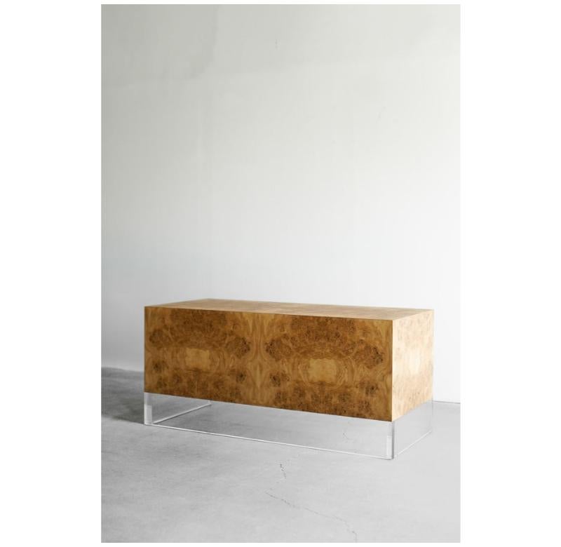 Questa scrivania è realizzata su misura a Los Angeles. 
RADICA DI OAK + LUCITE LUCIDA
FINITURA AD OLIO CON CERA DURA
PERSONALIZZA QUESTO PEZZO

Per tutti i mobili, la protezione dal calore e dall'umidità è fondamentale per la longevità del pezzo.