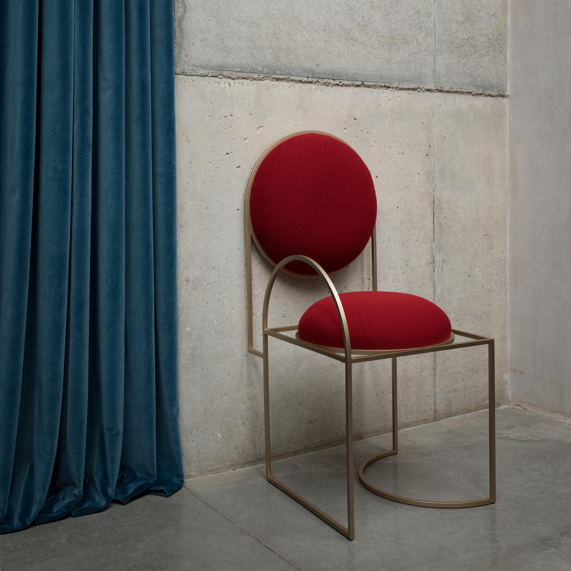 Britannique Solar Chair, chaise en laine bouclée crème et cadre en laiton brossé, par Lara Bohinc en vente