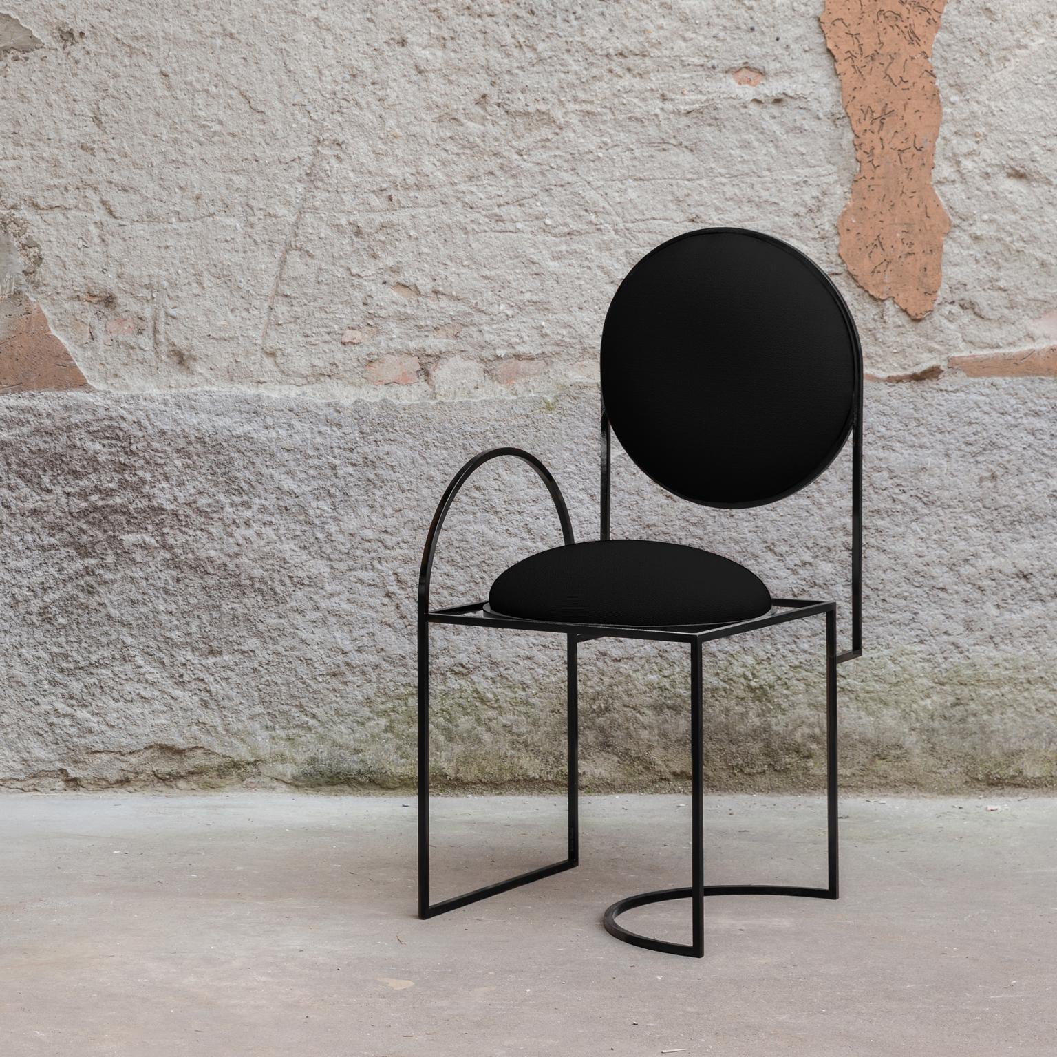Ferronnerie Chaise solaire en laine noire et cadre en acier revêtu de noir, par Lara Bohinc en vente