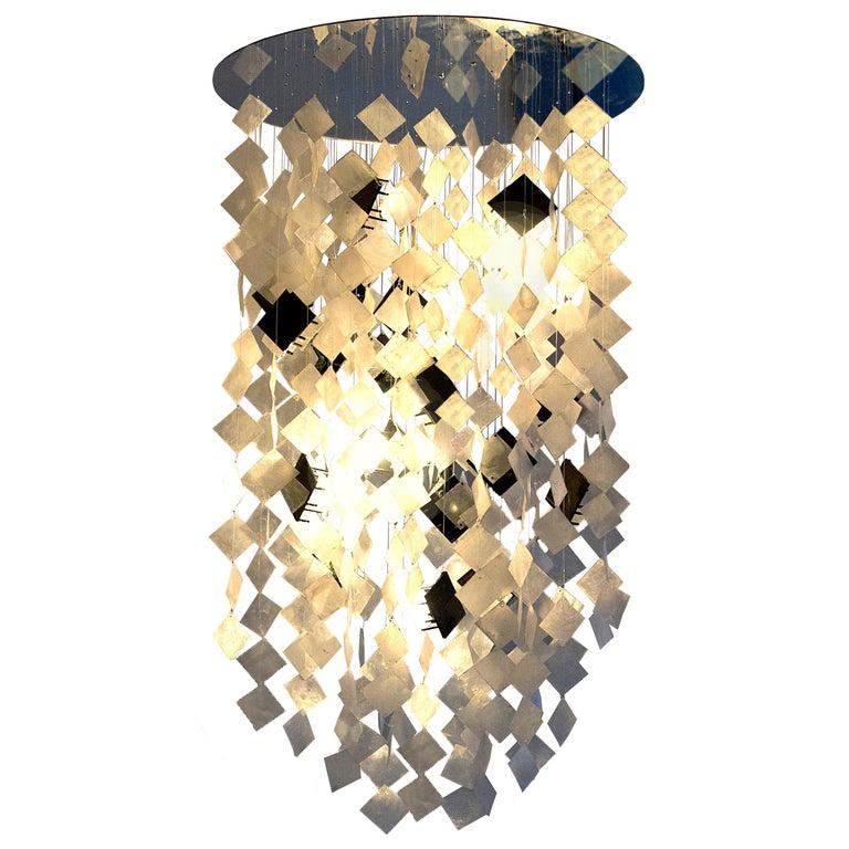 Hanging from strands of transparent wire, solar chandelier is made from photovoltaic modules that power LED bulbs to illuminate translucent materials of different kinds. The materials, size and height of the chandelier are customizable. Our team
