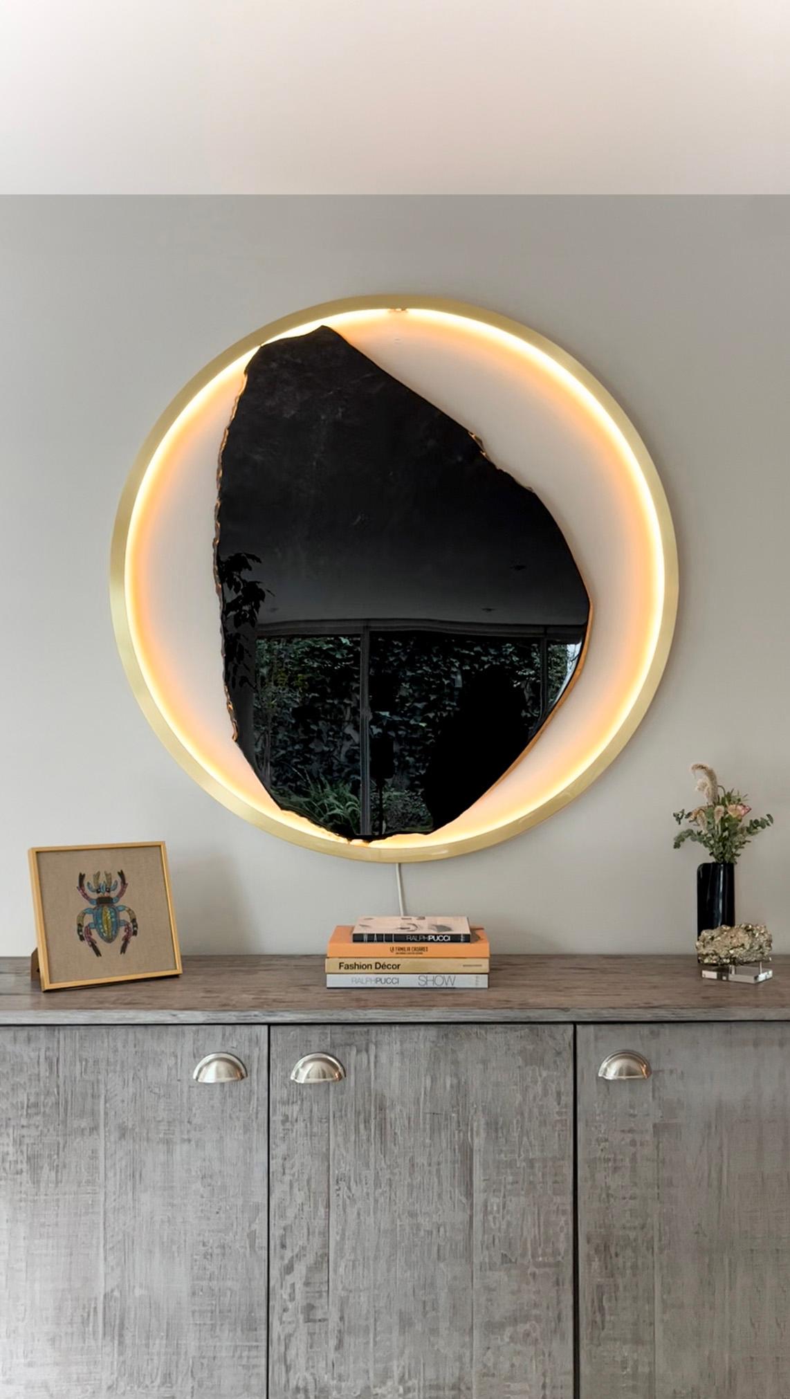 Obsidian, brass, LED
Collaboration with FOAM studio
Handcrafted and powered by Casambi, light dimmable and controlled by its app in a smartphone.
***Dimensions may vary due to the obsidian slab.***

Brass and obsidian create a dynamic interplay of