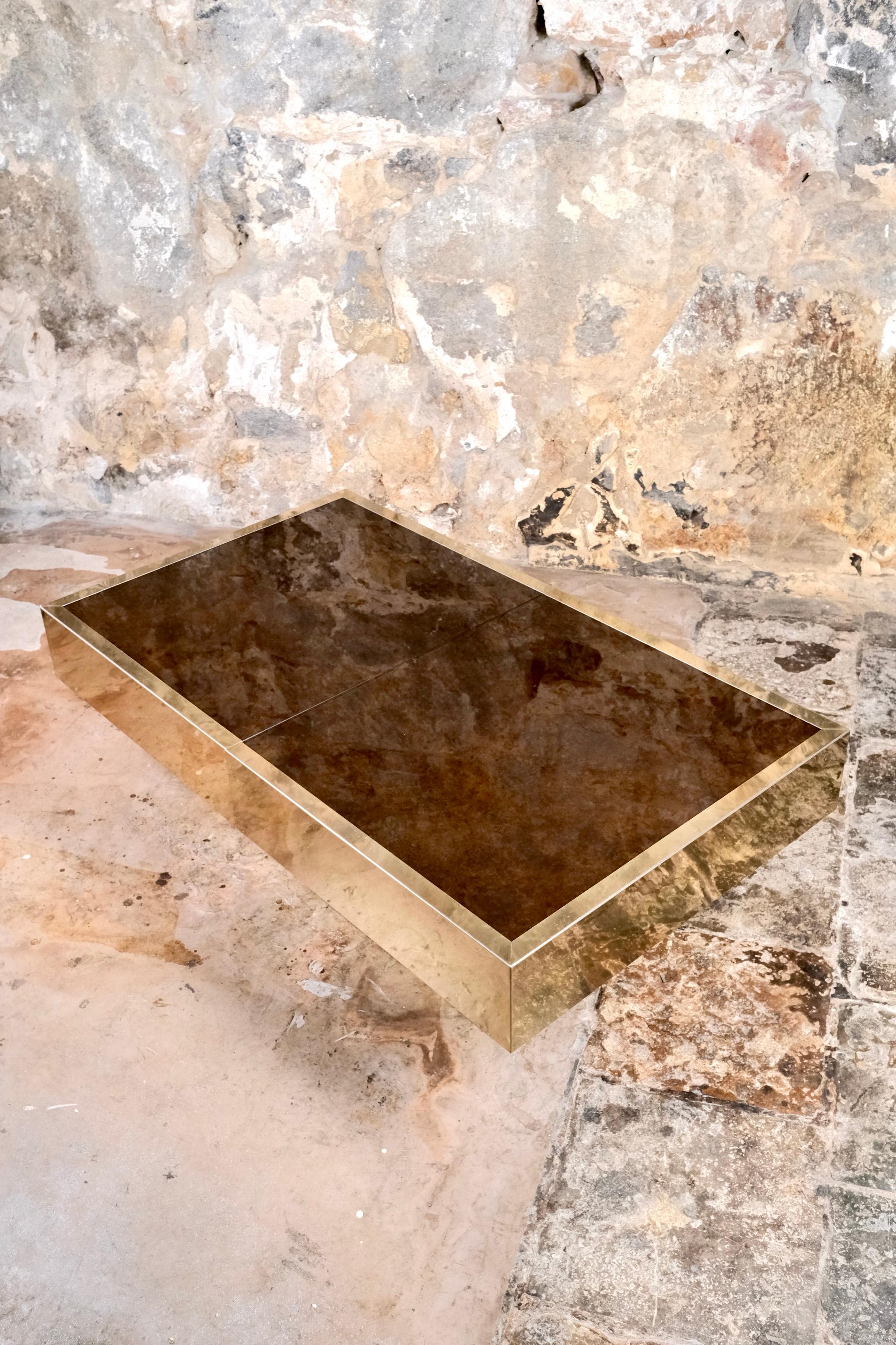 Esta extraordinaria mesa de centro de Cidue, fabricada en Italia en la década de 1970, es una sorprendente mezcla de elegancia escultural y diseño funcional. Con una tapa de cristal deslizante en dos partes, la pieza revela una barra de acero