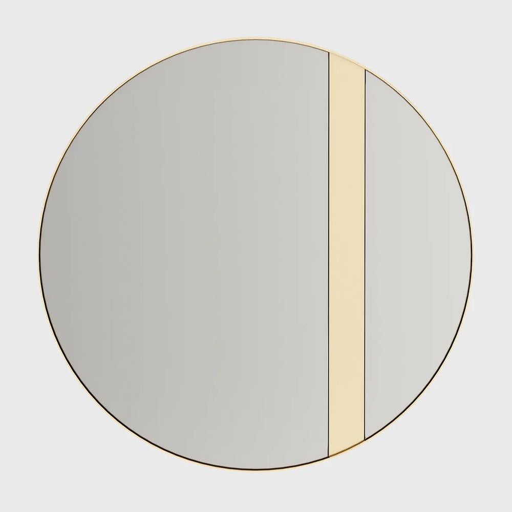Mirror solar round with flat mirror in
clear glass and with polished stainless
steel frame and rod in gold finish. Frame
thickness : 40 mm.
Also available in other steel finishes, on
request including an up-charge.