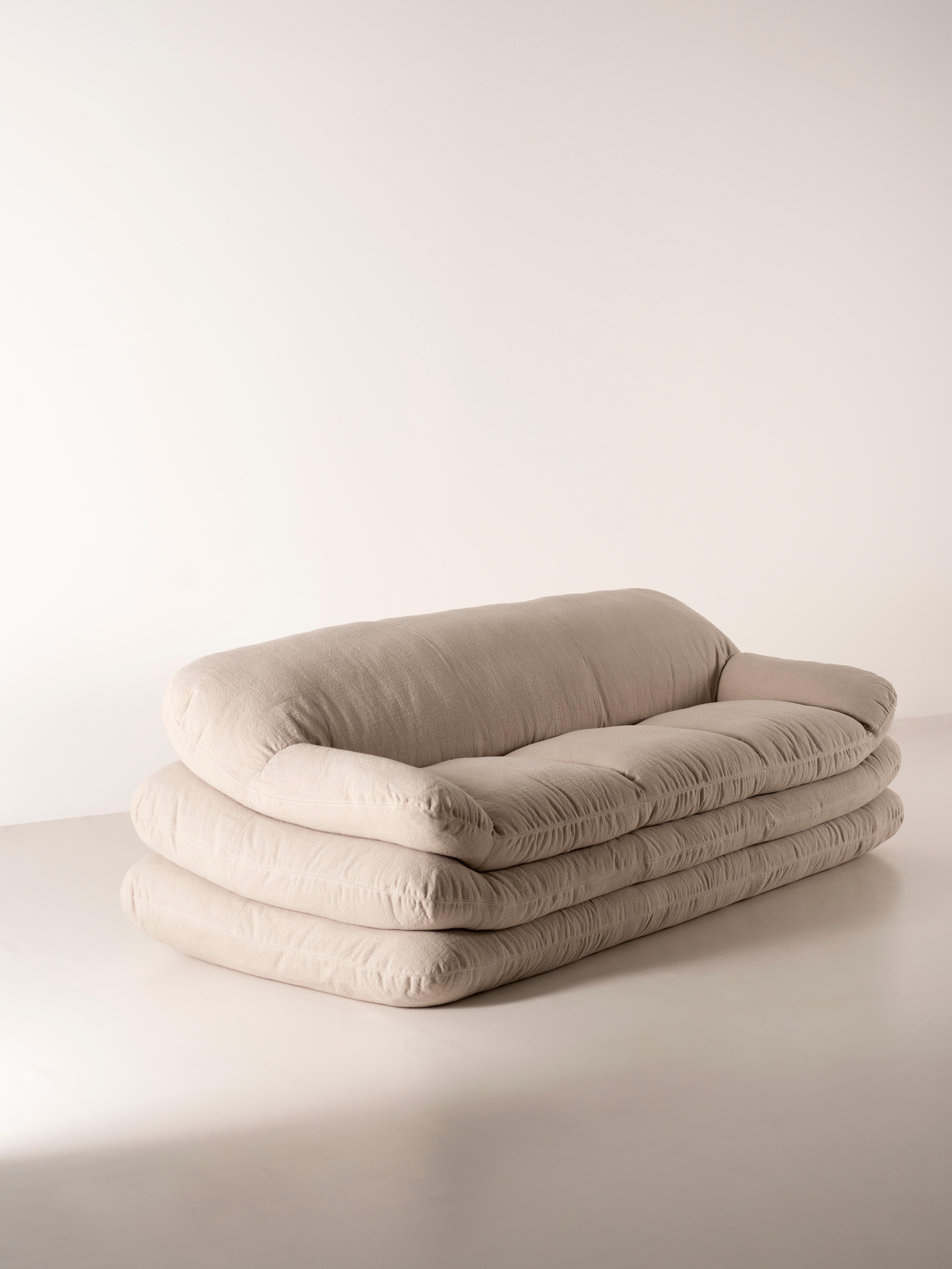 Solar Sofa
Designed by Faye Toogood
Solar is a comfortable, padded sofa that almost resembles a stack of cushions: in reality, between sculptural shapes and softness, it offers a new interpretation of Tacchini’s iconic padding.

Internal structure -