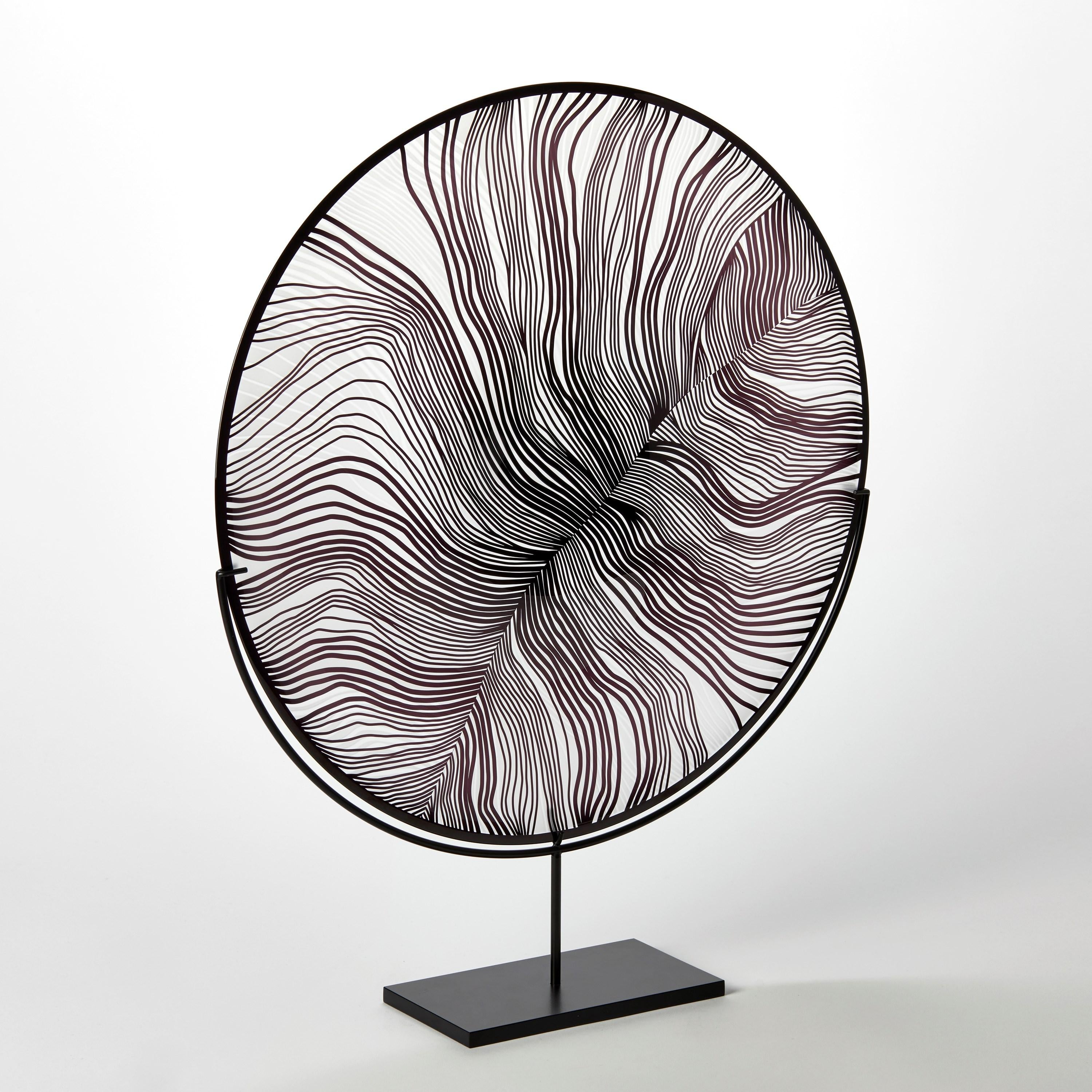 Organique Solar Storm Monochrome II, rondelle de verre taillé noir/clair avec socle de Kate Jones en vente